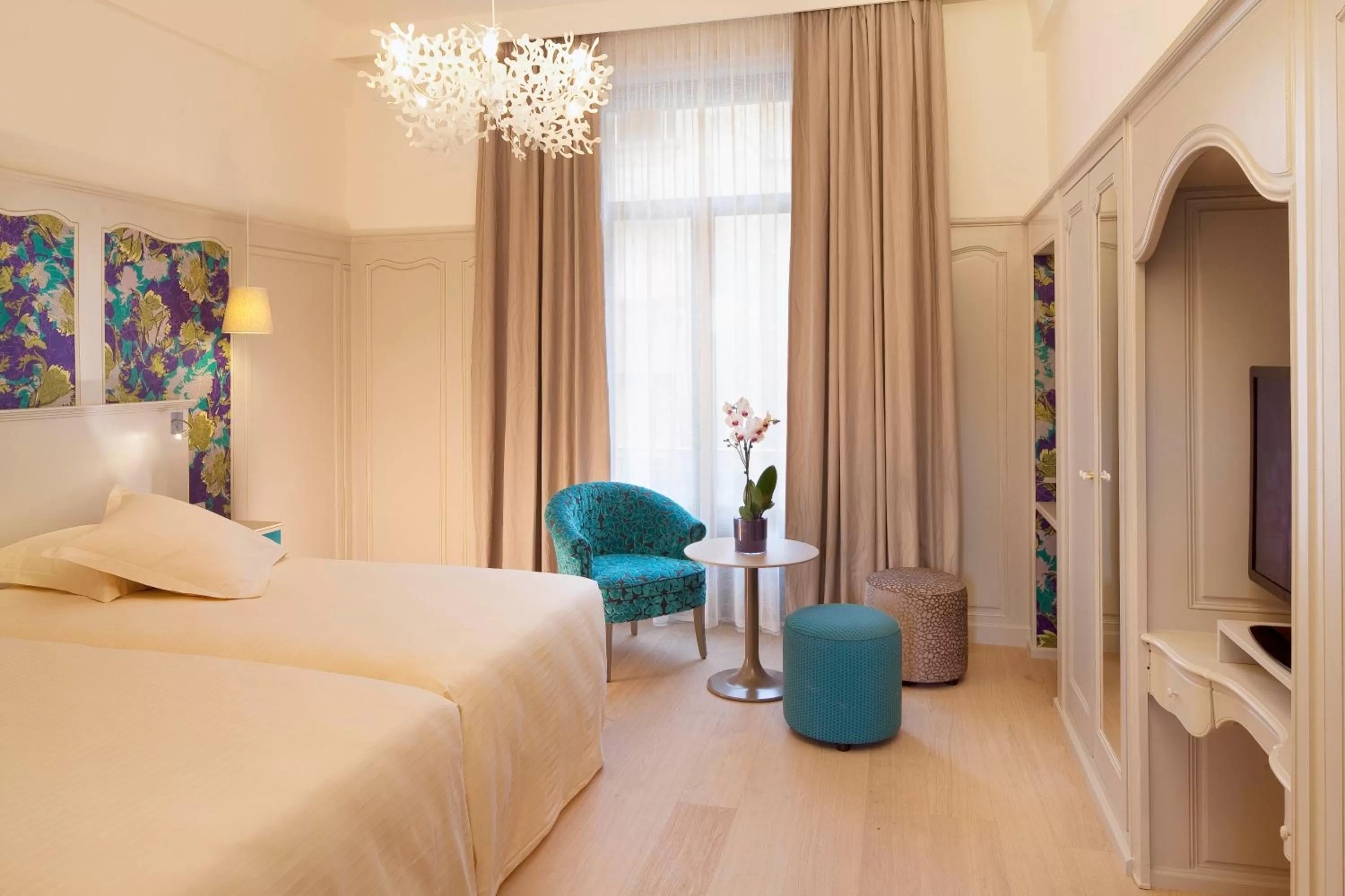 Photo of the whole room, Bed in Hôtel & SPA Oceania L'Univers Tours