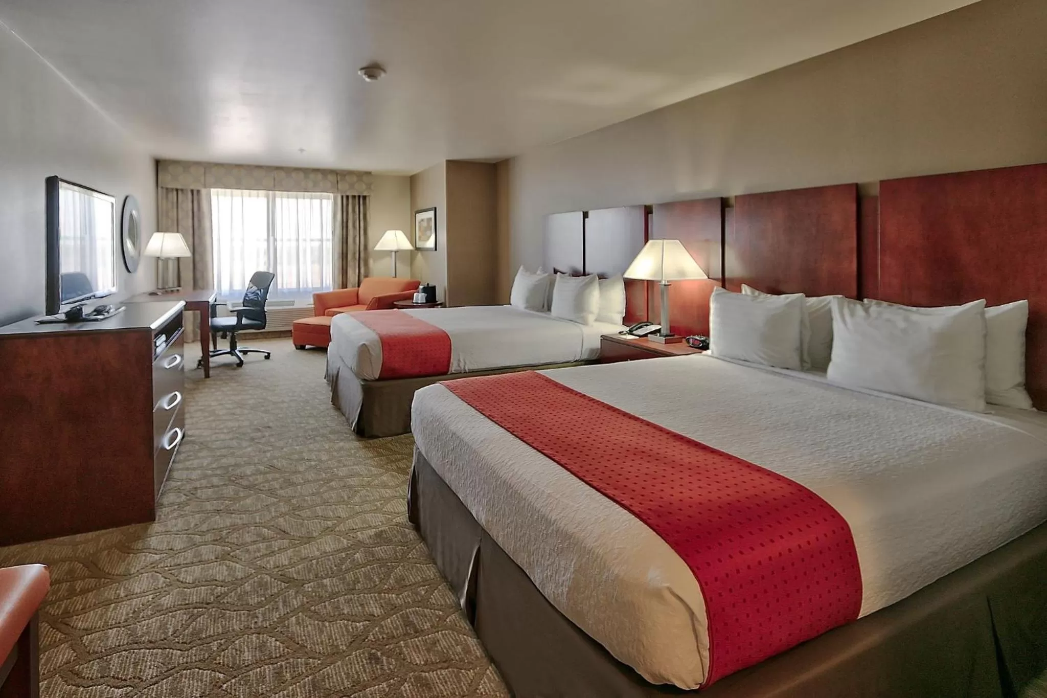 Photo of the whole room, Bed in Holiday Inn Roswell by IHG