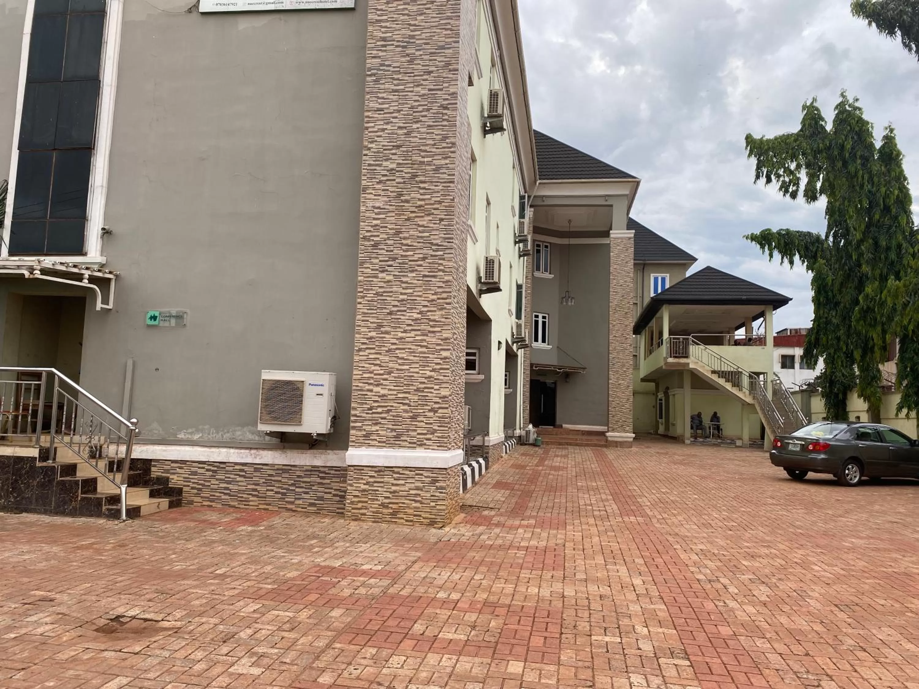 Nue-Crest Hotels & Suites