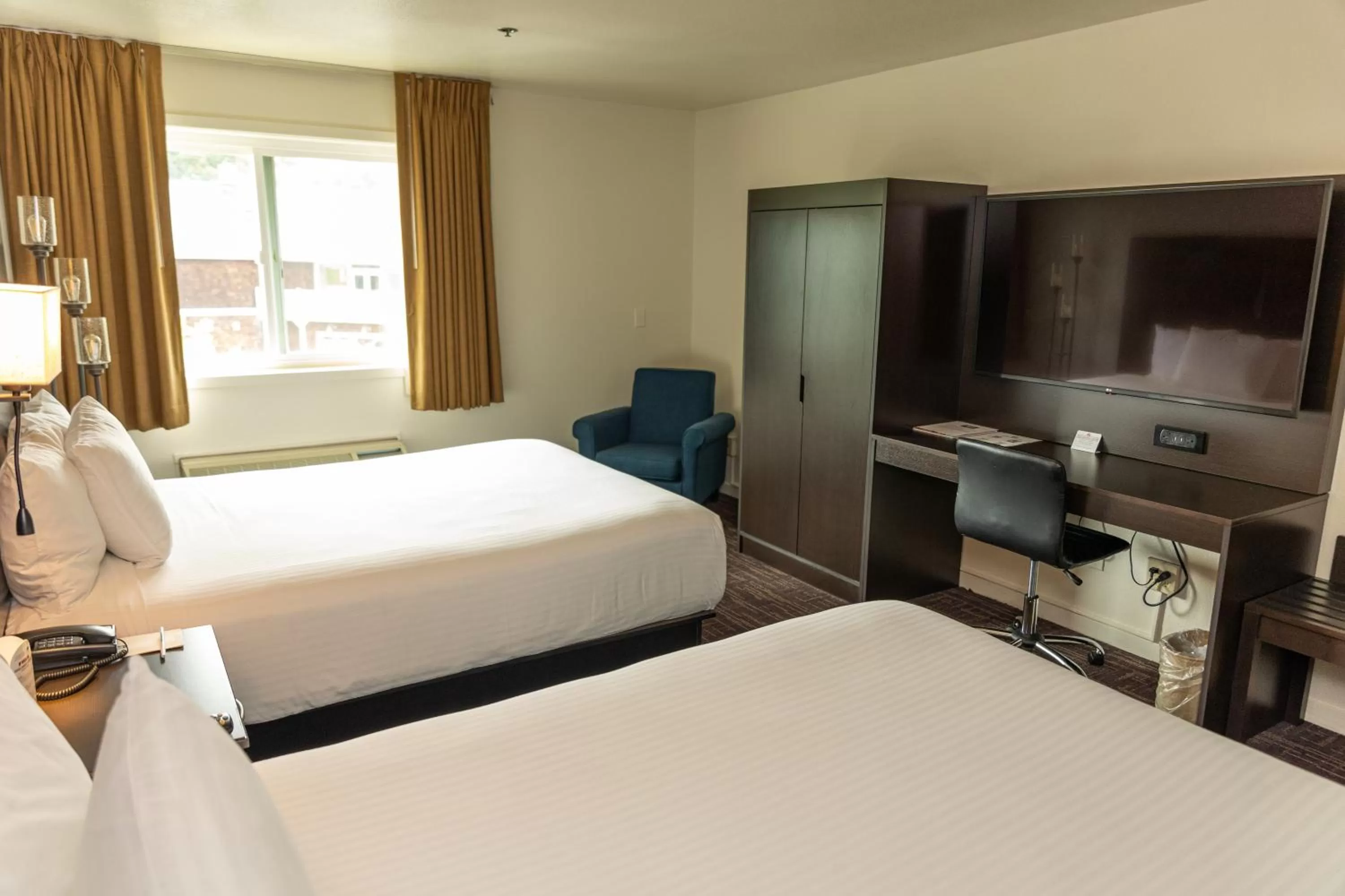 Bed in Lake Natoma Inn