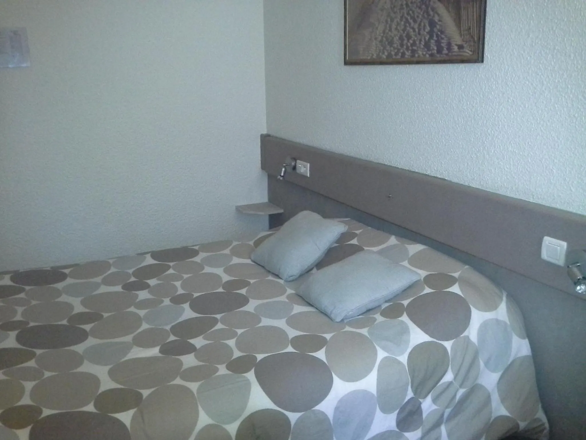 Bed in Contact Hôtel Come Inn