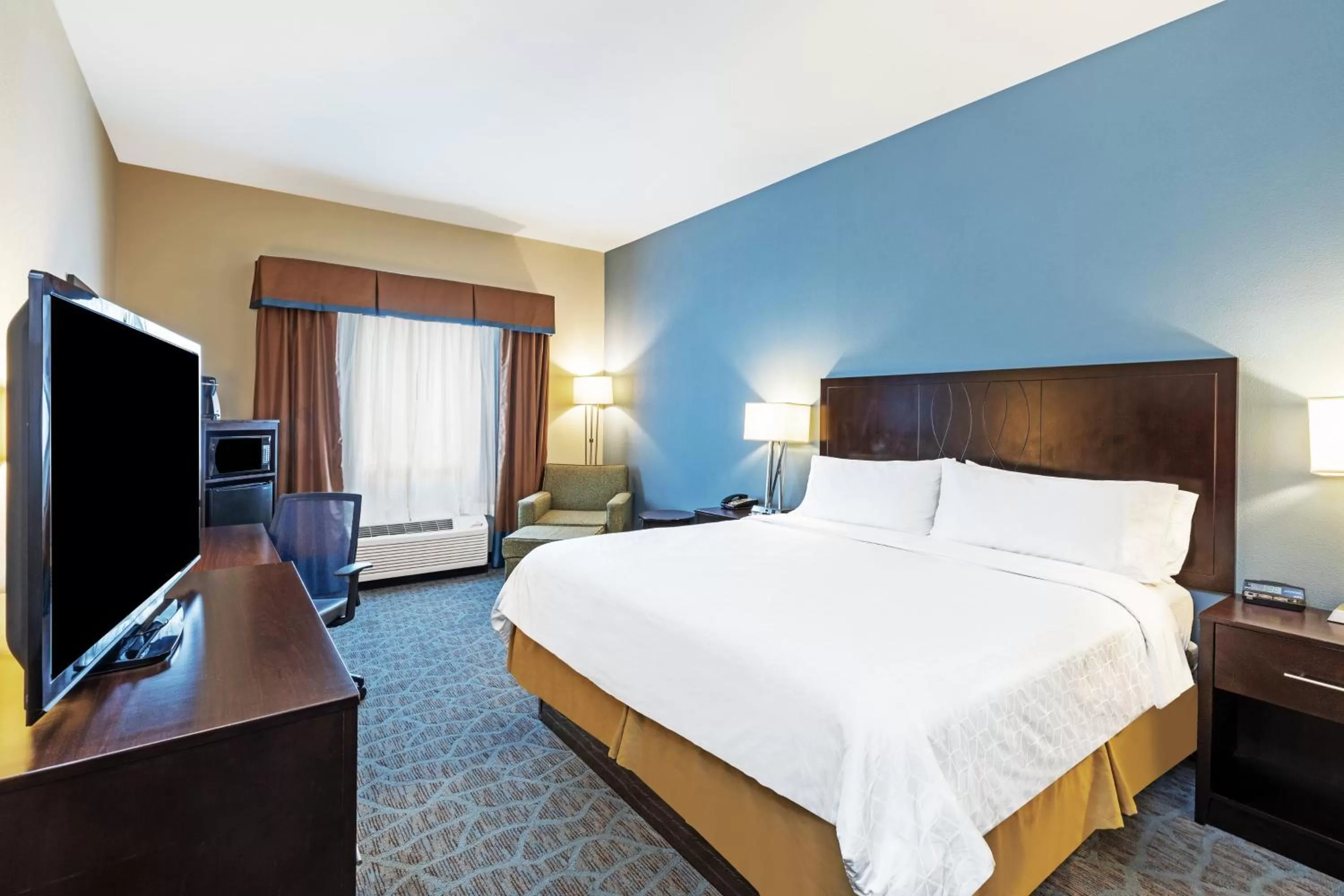 Photo of the whole room, Bed in Holiday Inn Express Hotel & Suites Floresville by IHG