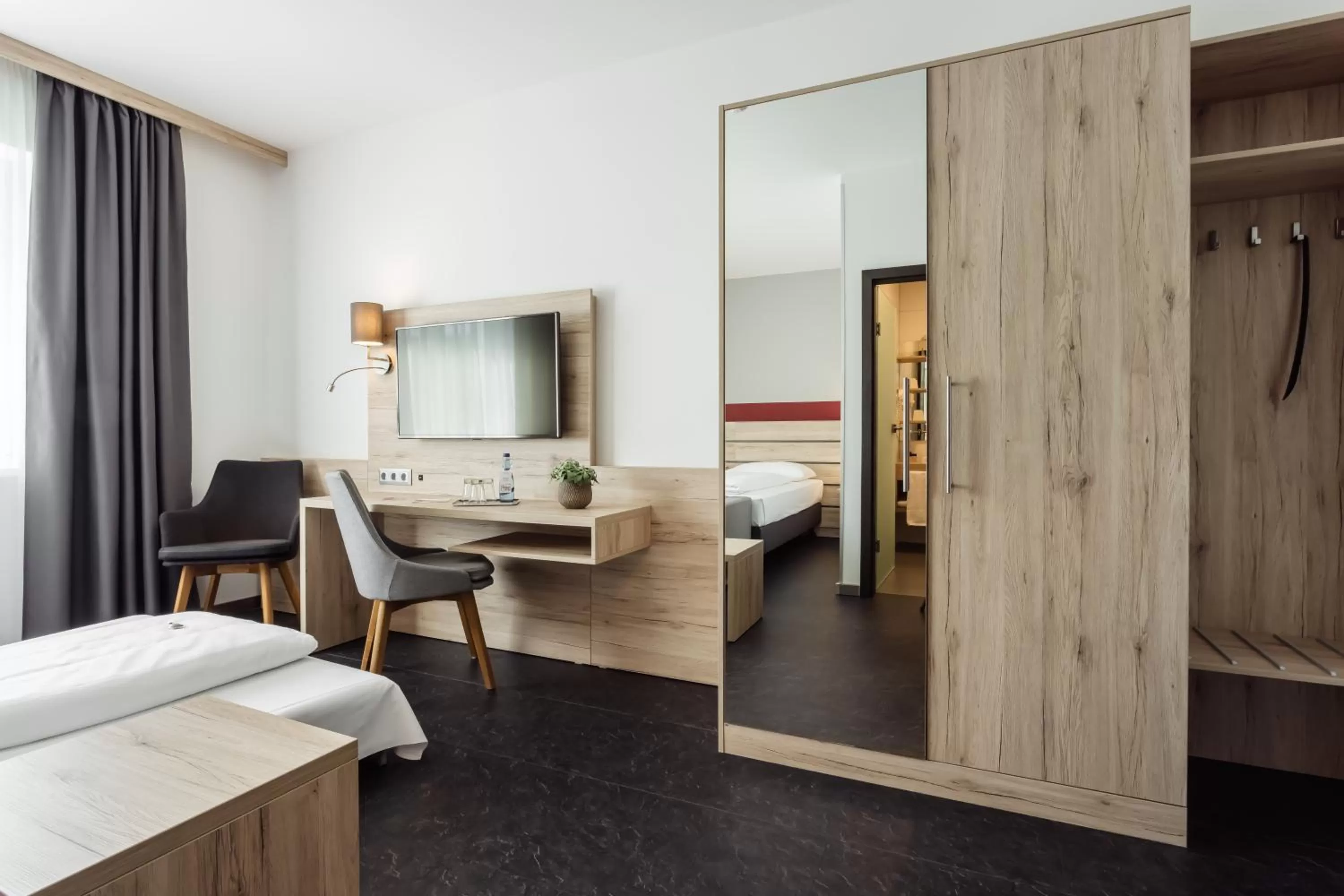 Staff, Bed in Hotel Smart Liv'in