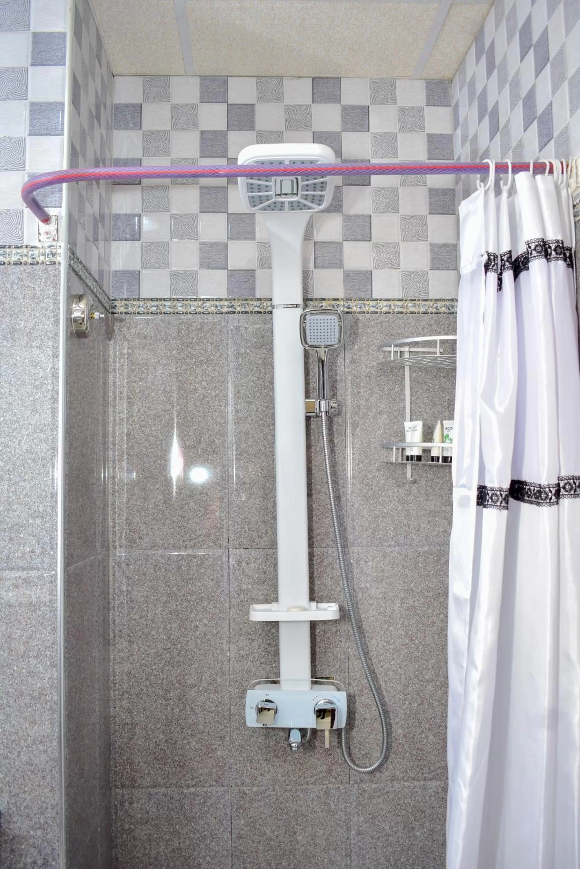 Shower in Madinat Al Bahr Business & Spa Hotel