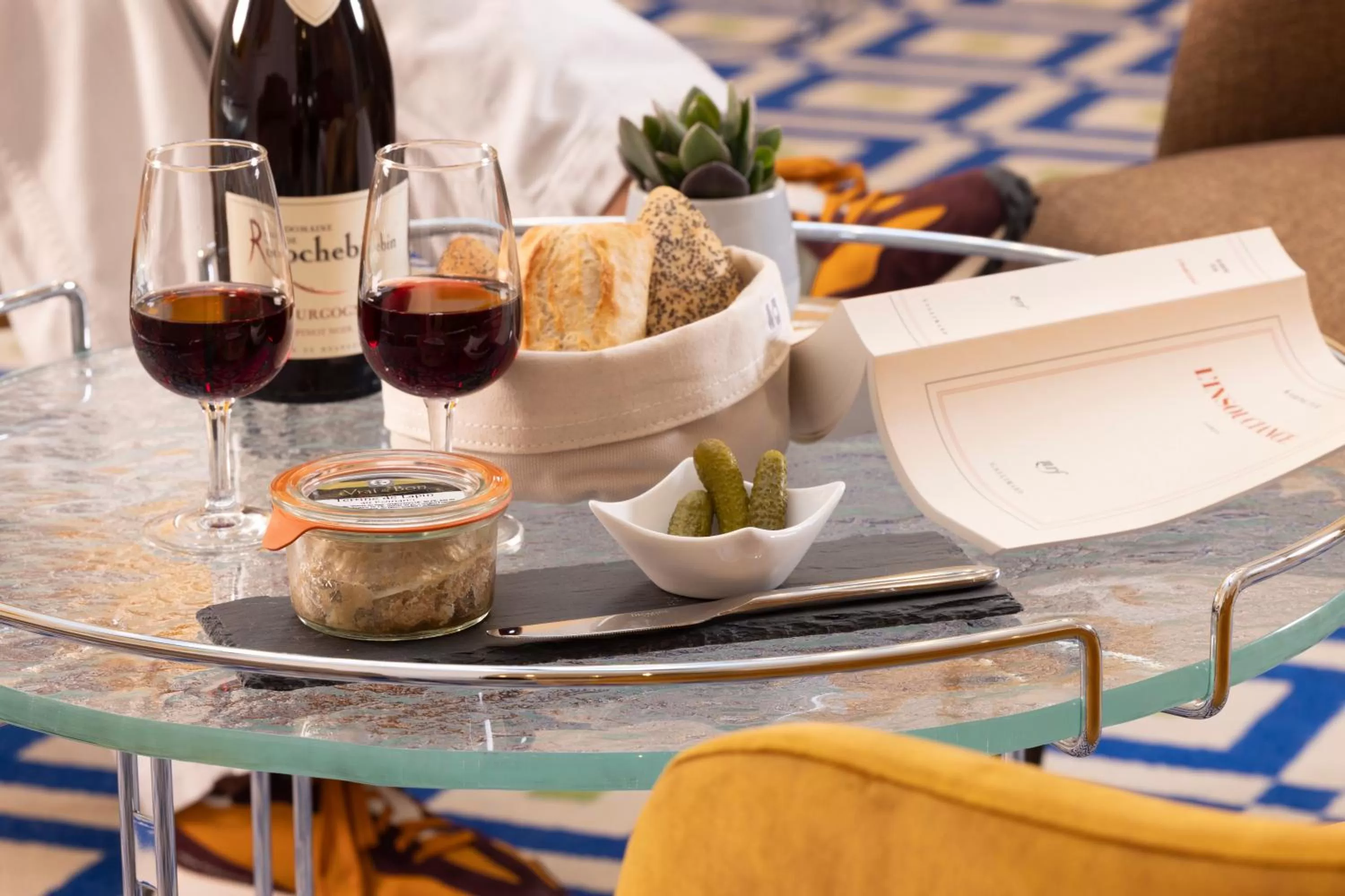 room service in Hotel Duminy-Vendome