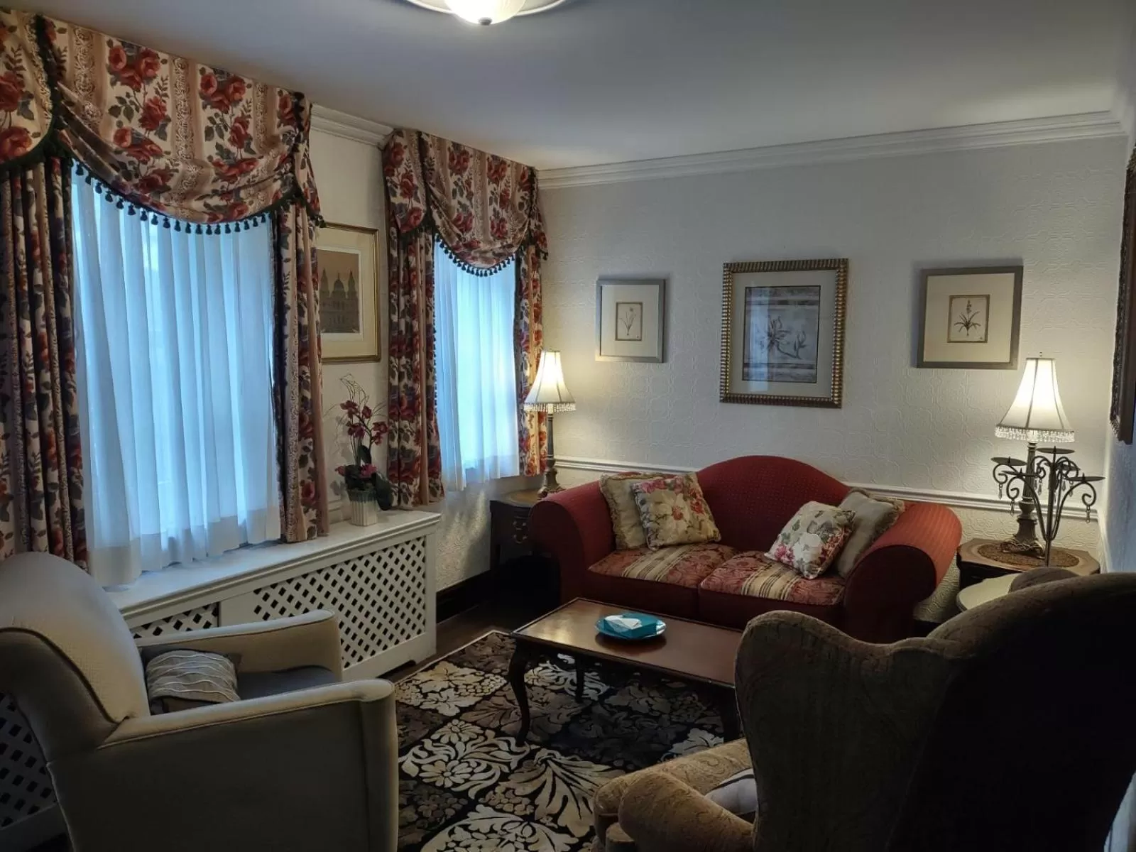 Communal lounge/ TV room in The King George Inn