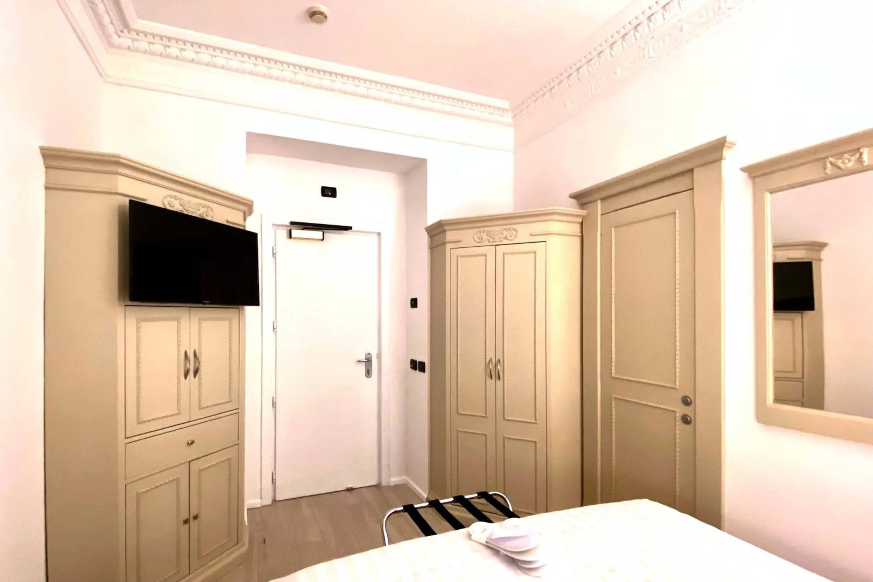 Photo of the whole room, Bed in BB Hotels Smarthotel Bailey's