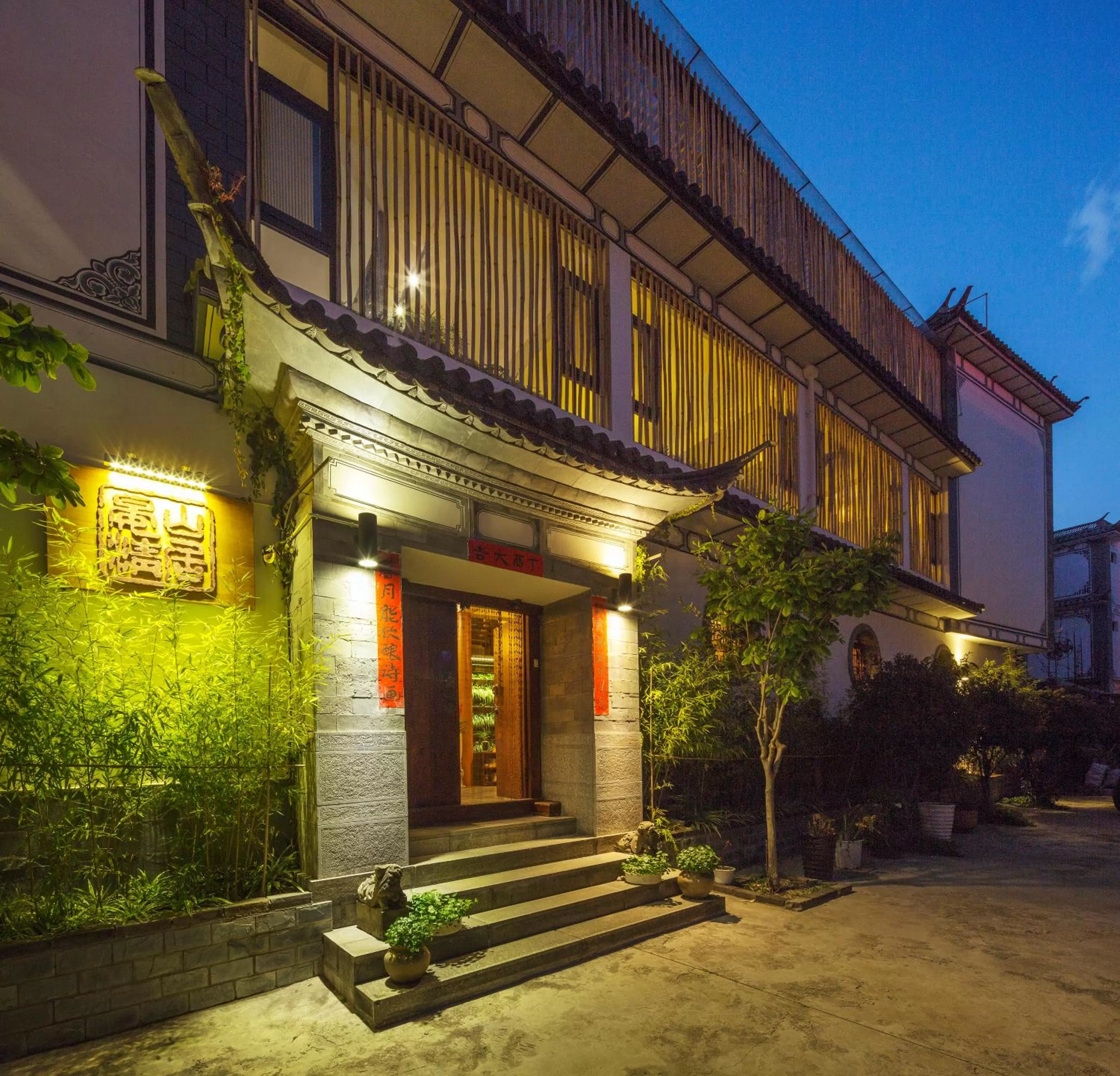 Facade/entrance in Dali Yanyuan Mountain Retreat