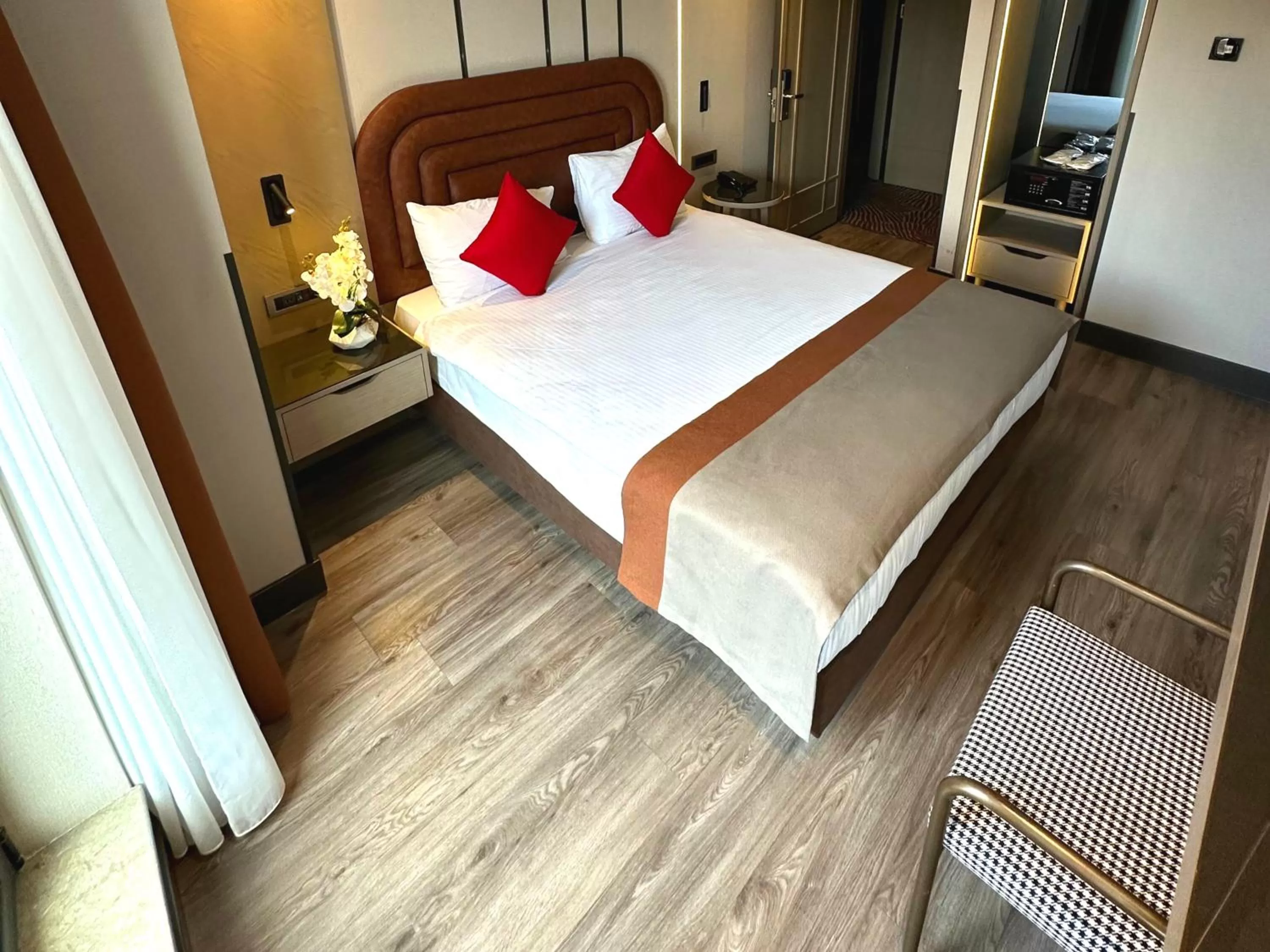 Photo of the whole room, Bed in Edition Old City Hotel