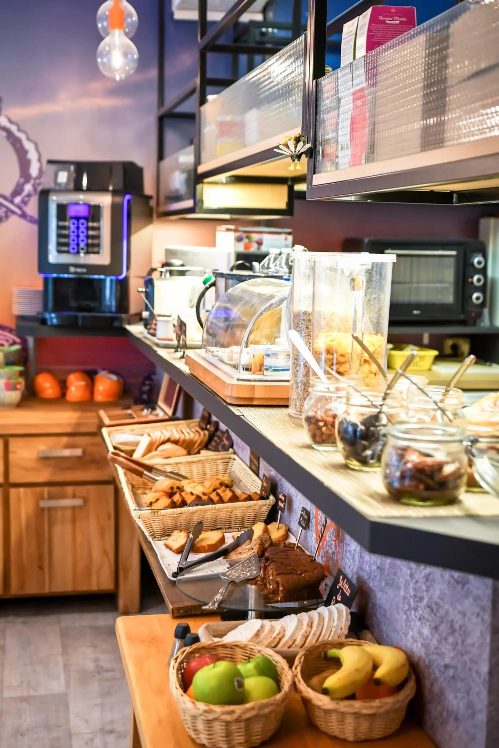 Breakfast in Hôtel Le Bord'O Vieux Port