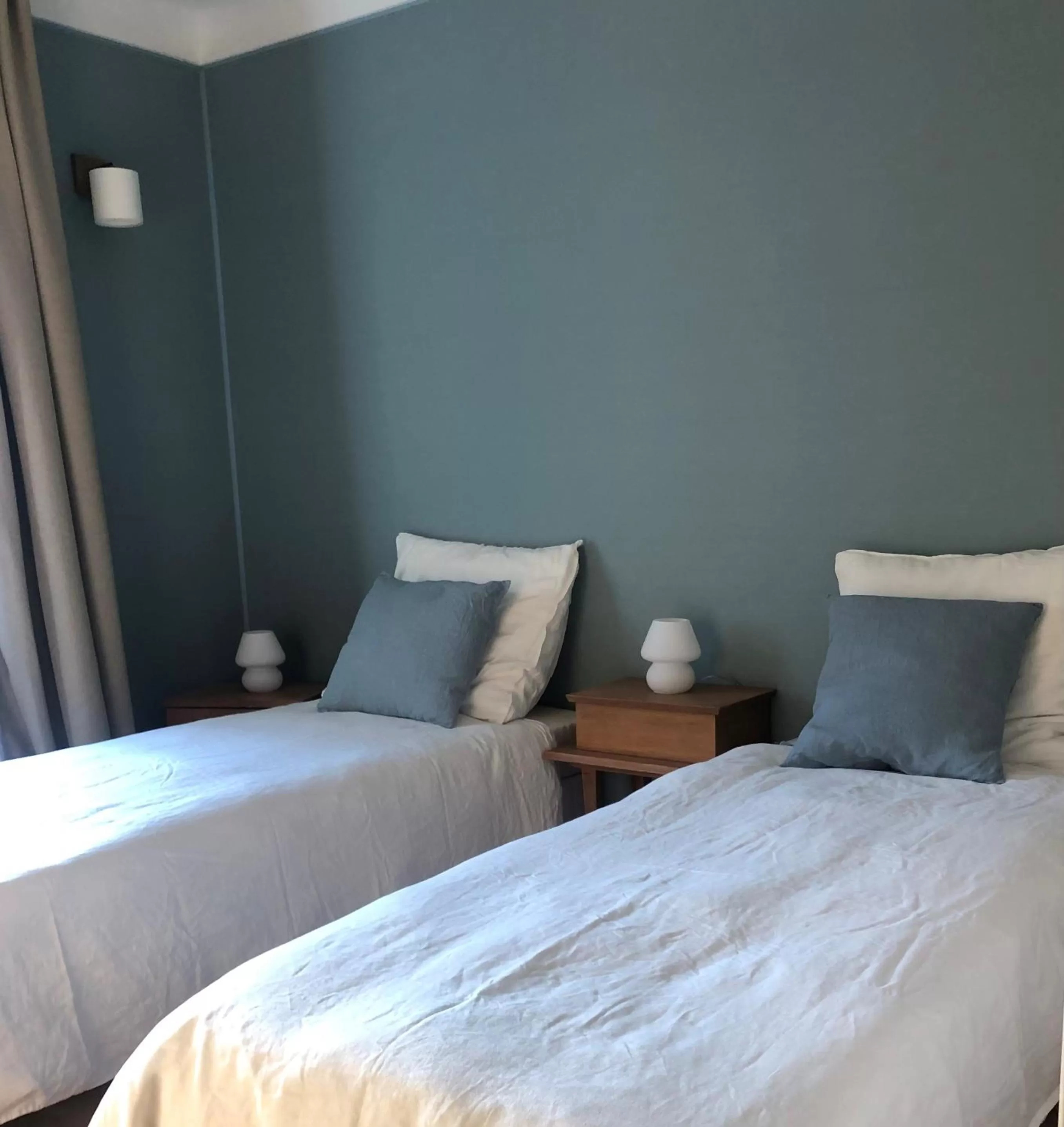 Bed in Fleurs de lin