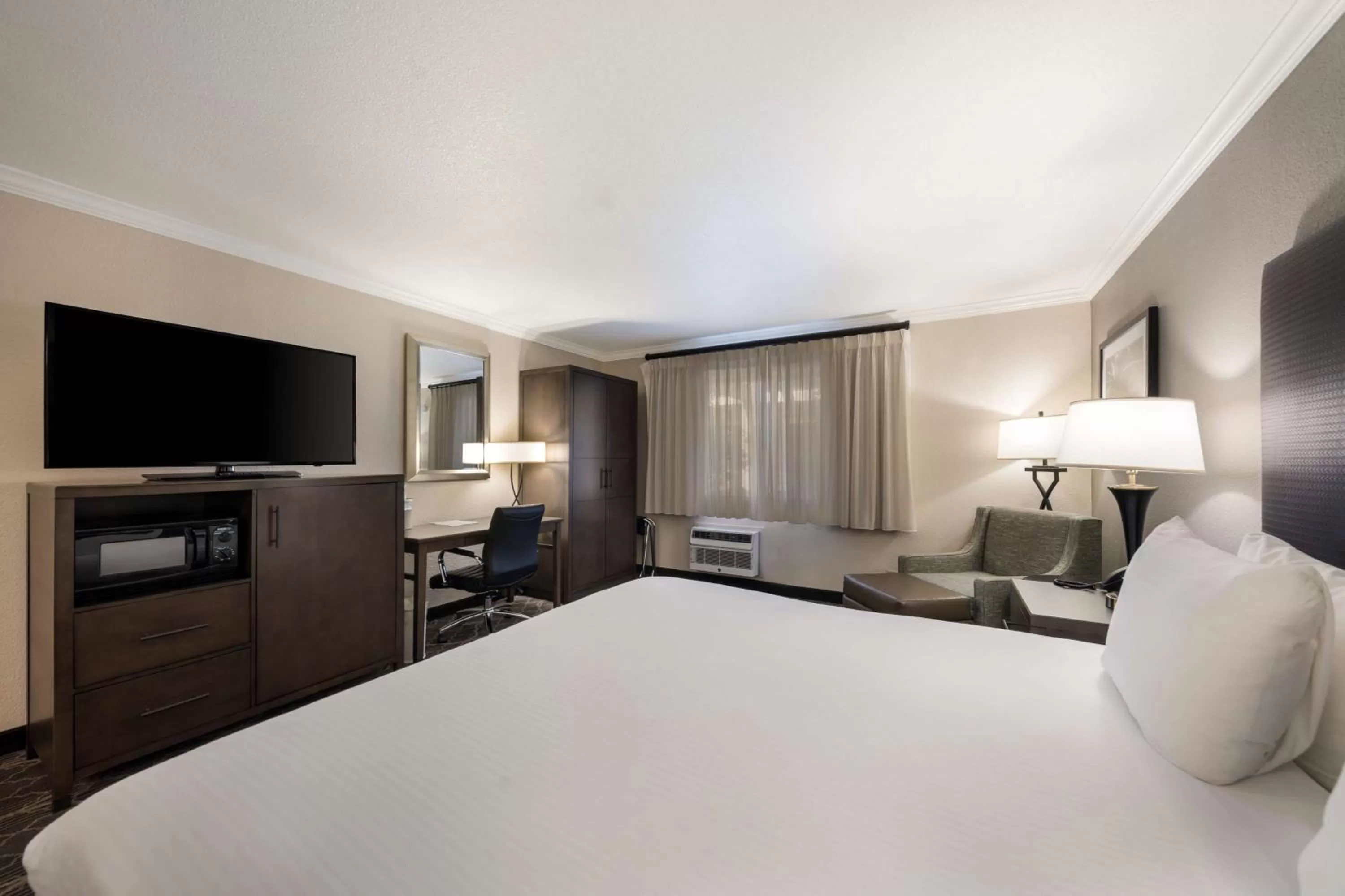 Bedroom, Bed in Best Western Danville Sycamore Inn