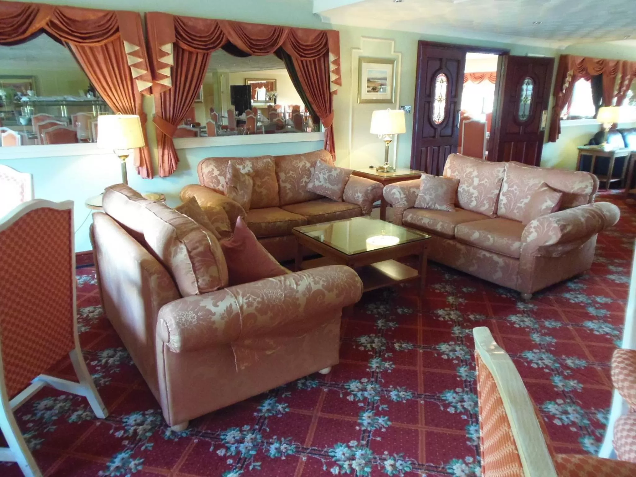 Lounge or bar in Lakeside International Hotel