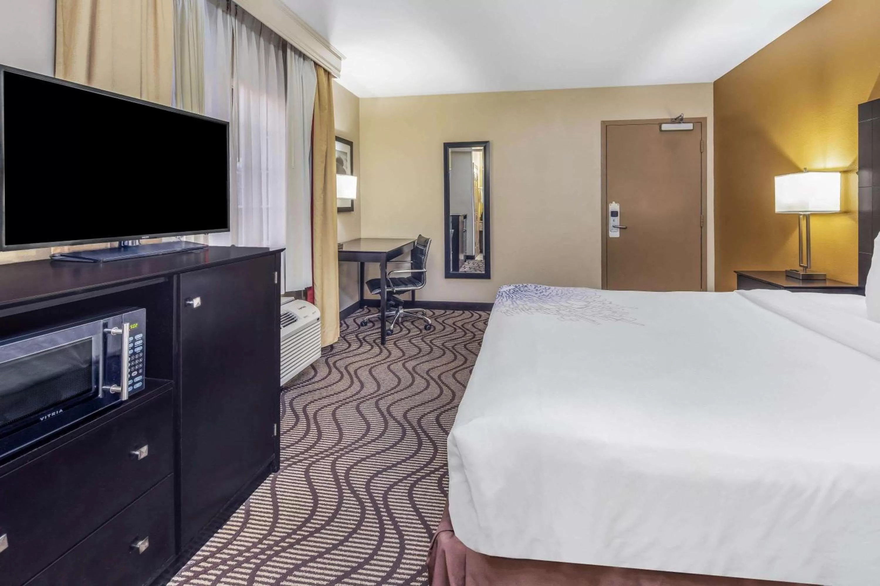Photo of the whole room, Bed in La Quinta by Wyndham Carlsbad - Legoland Area