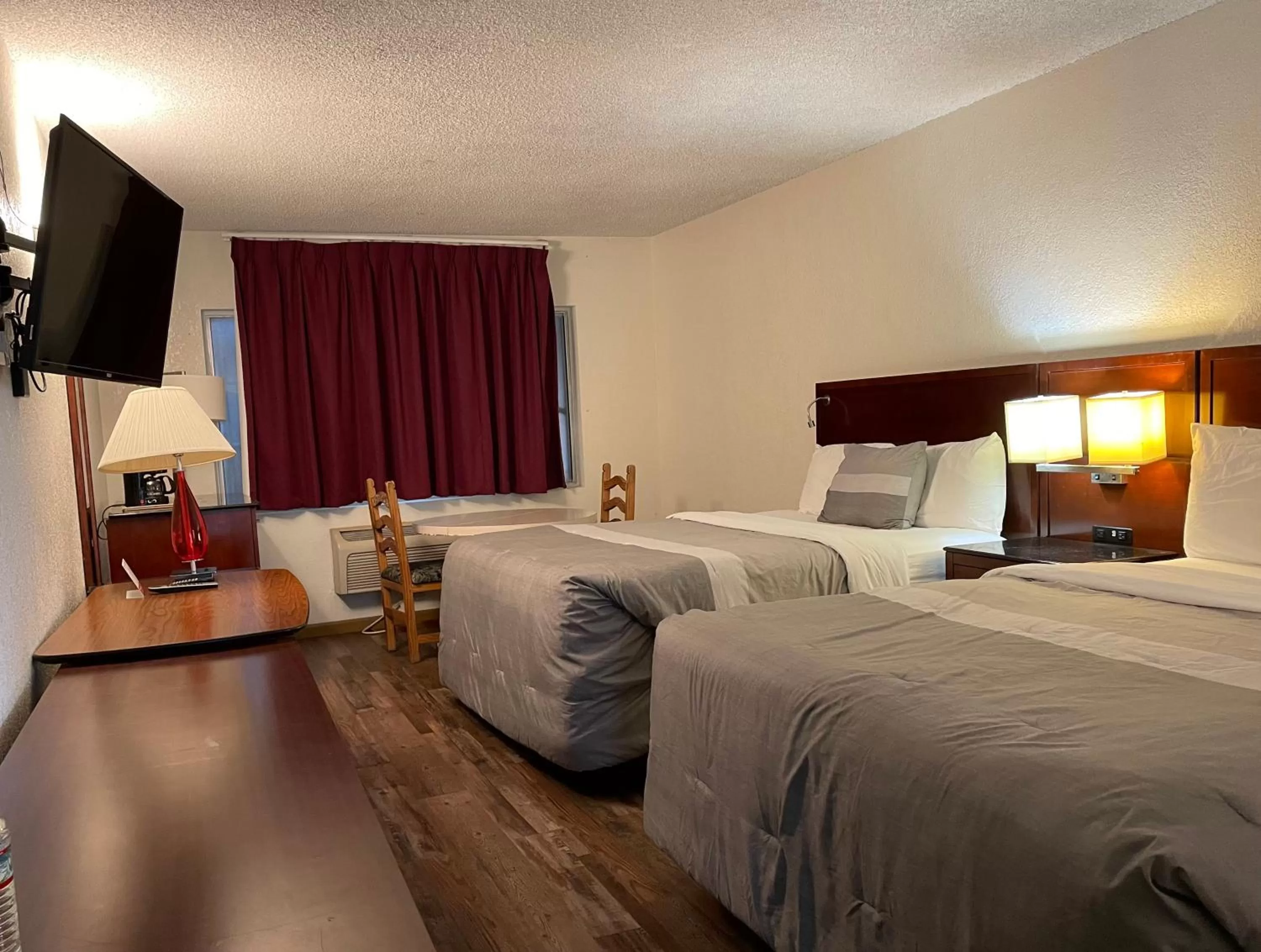 Bed in Travelers Beach Inn