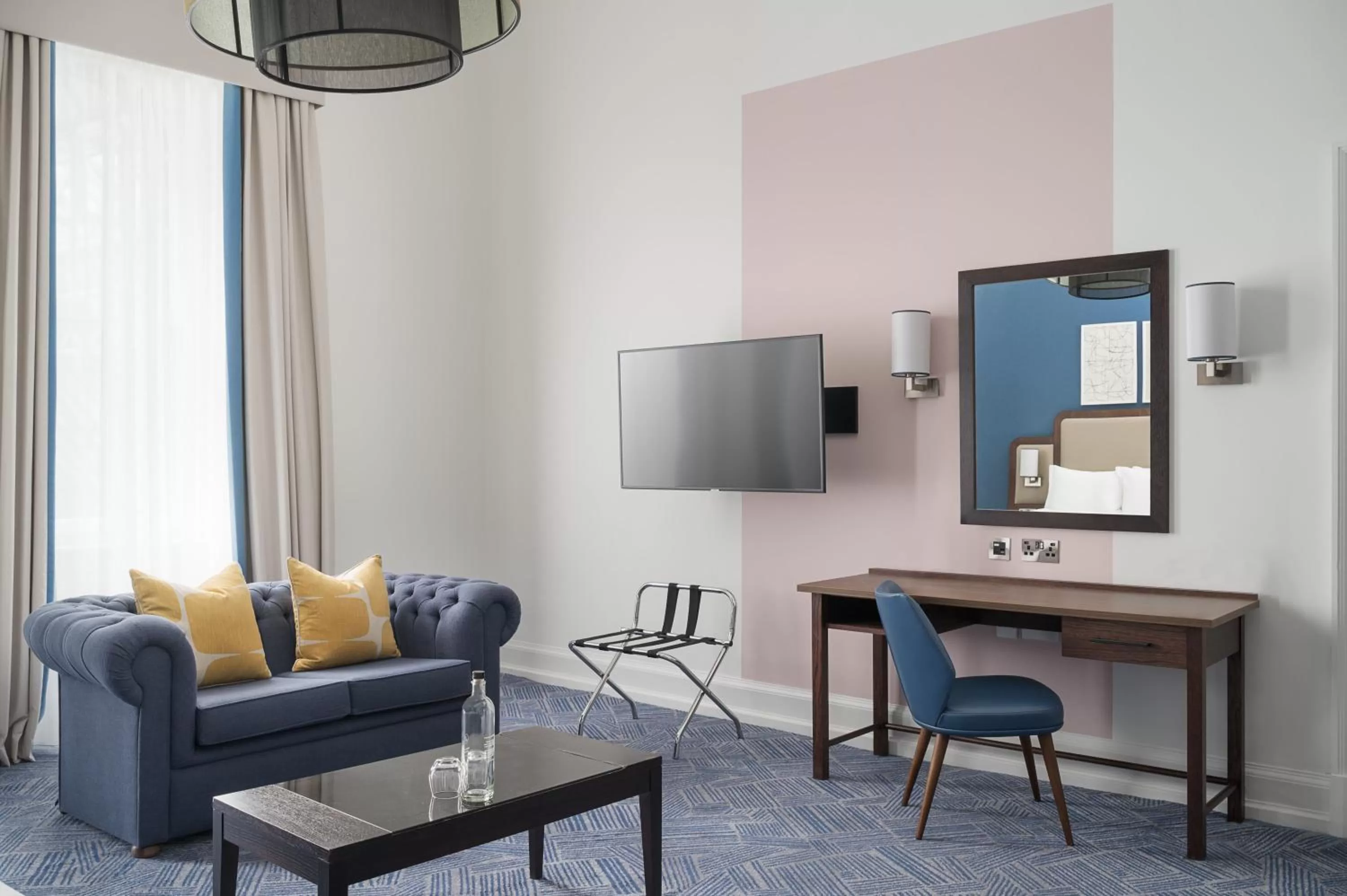 Photo of the whole room in voco Grand Central Glasgow by IHG