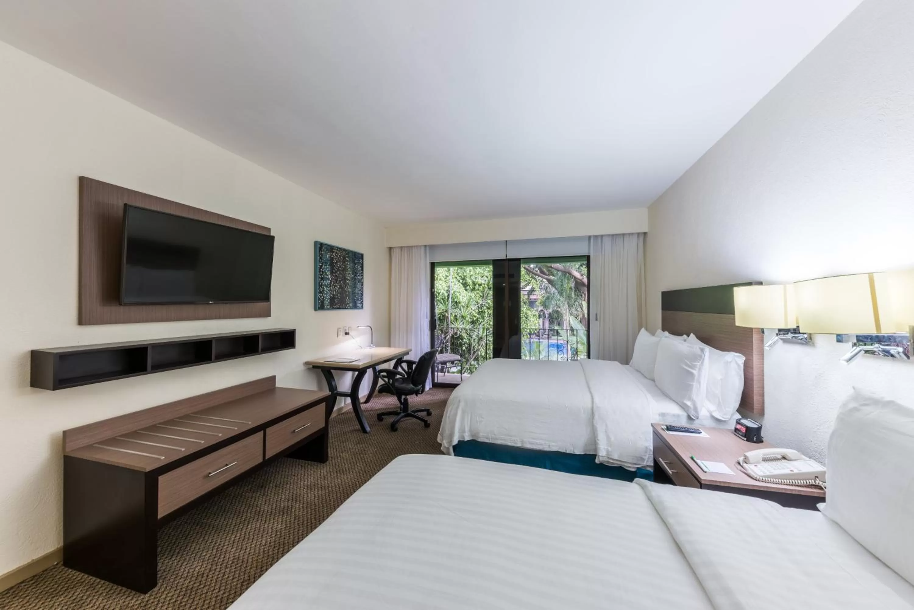 Photo of the whole room, Bed in Holiday Inn Guadalajara Expo Plaza del Sol by IHG