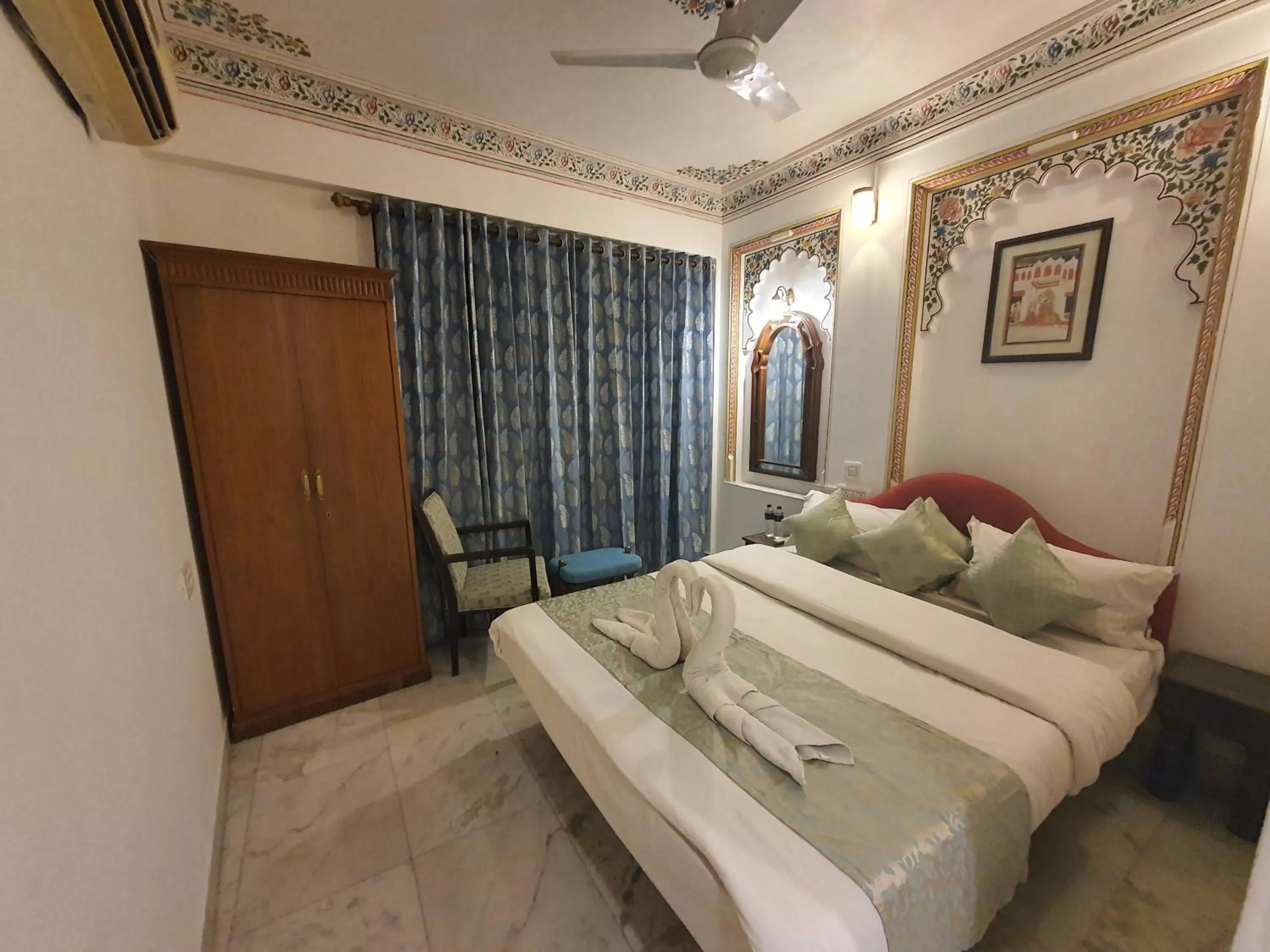 Bed in Hotel Mewar Haveli - At Lake Pichola