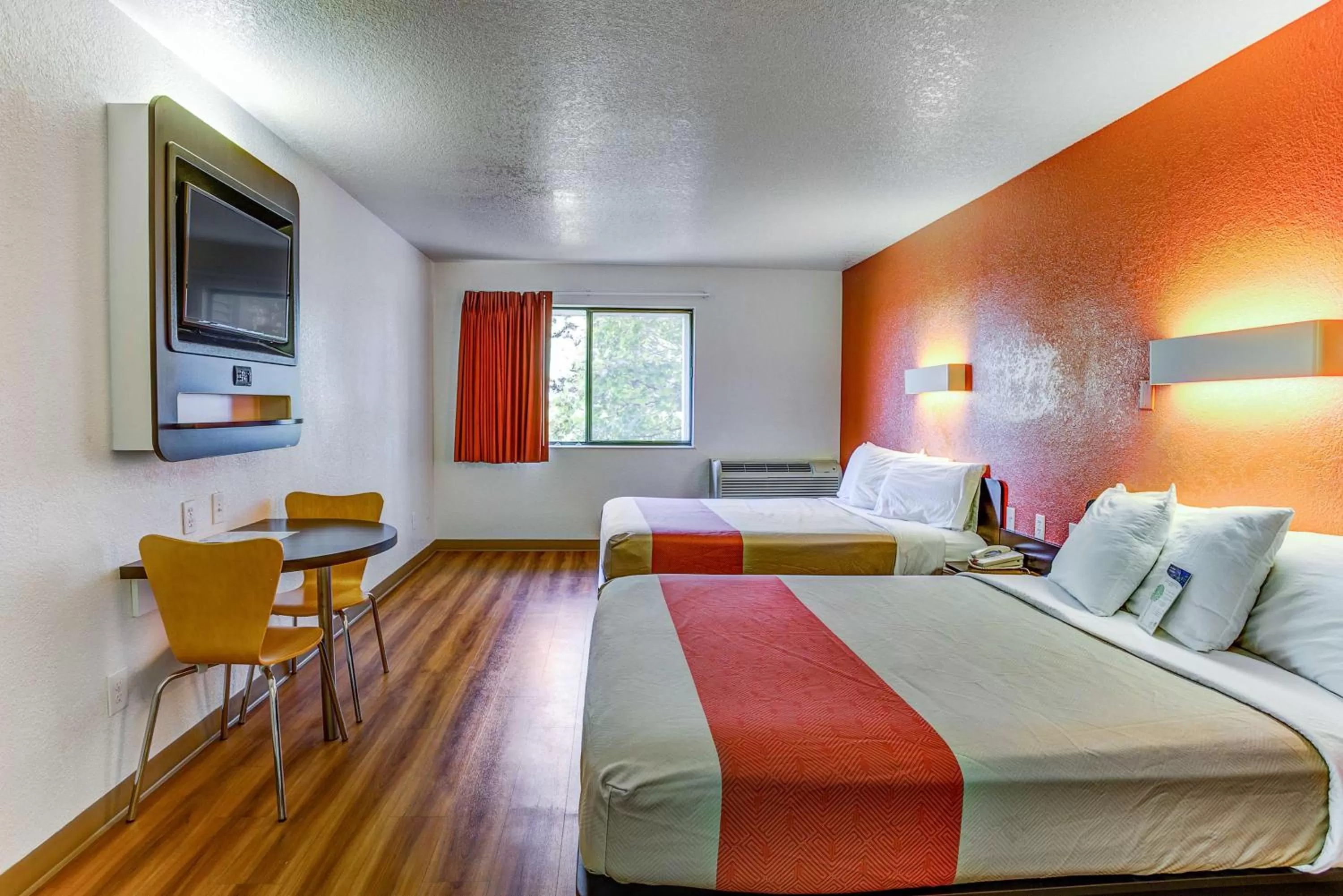 TV and multimedia, Bed in Motel 6-Portland, OR - Tigard West
