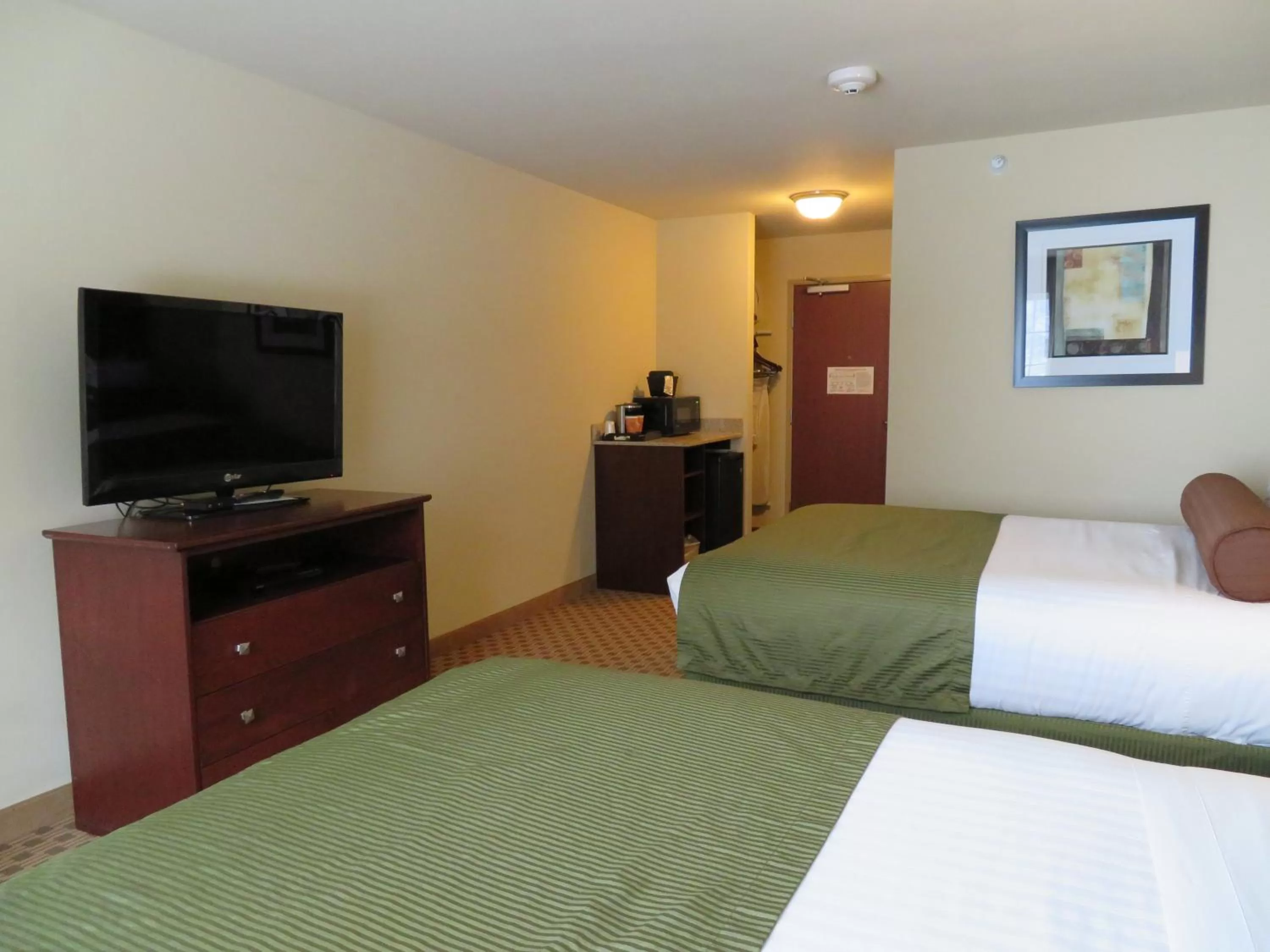 Bed in Cobblestone Inn & Suites - Rugby
