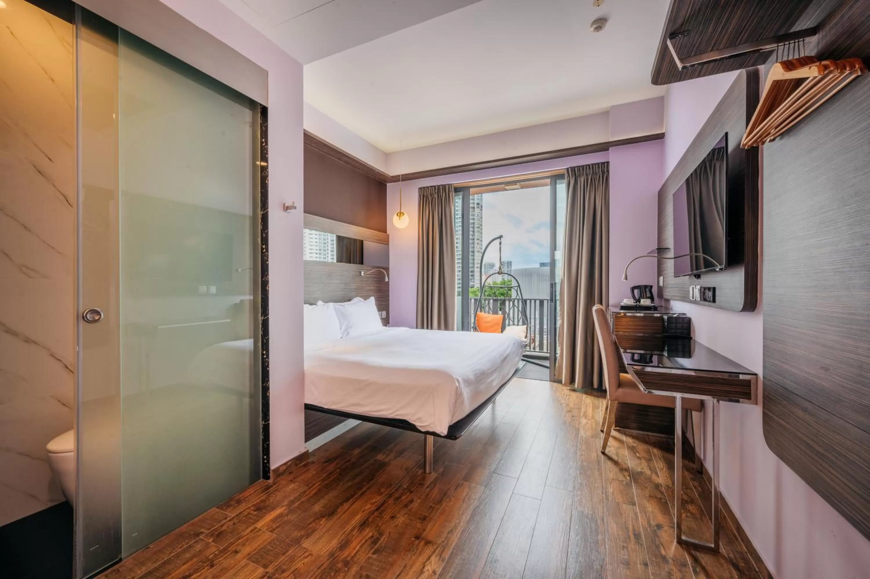 Photo of the whole room, Bed in Mercure Singapore Tyrwhitt