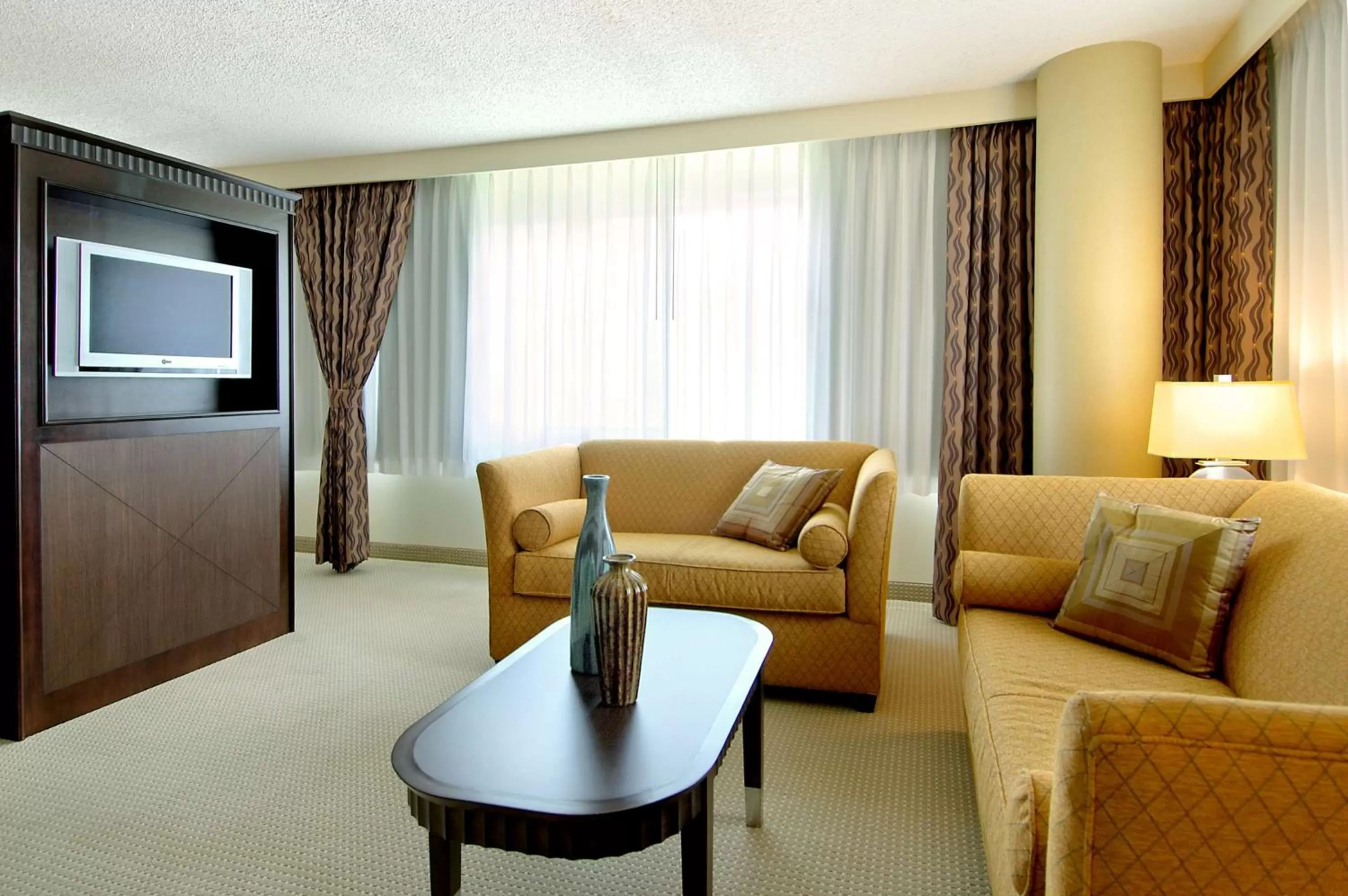 Living room, Seating Area in DoubleTree by Hilton Orange County Airport