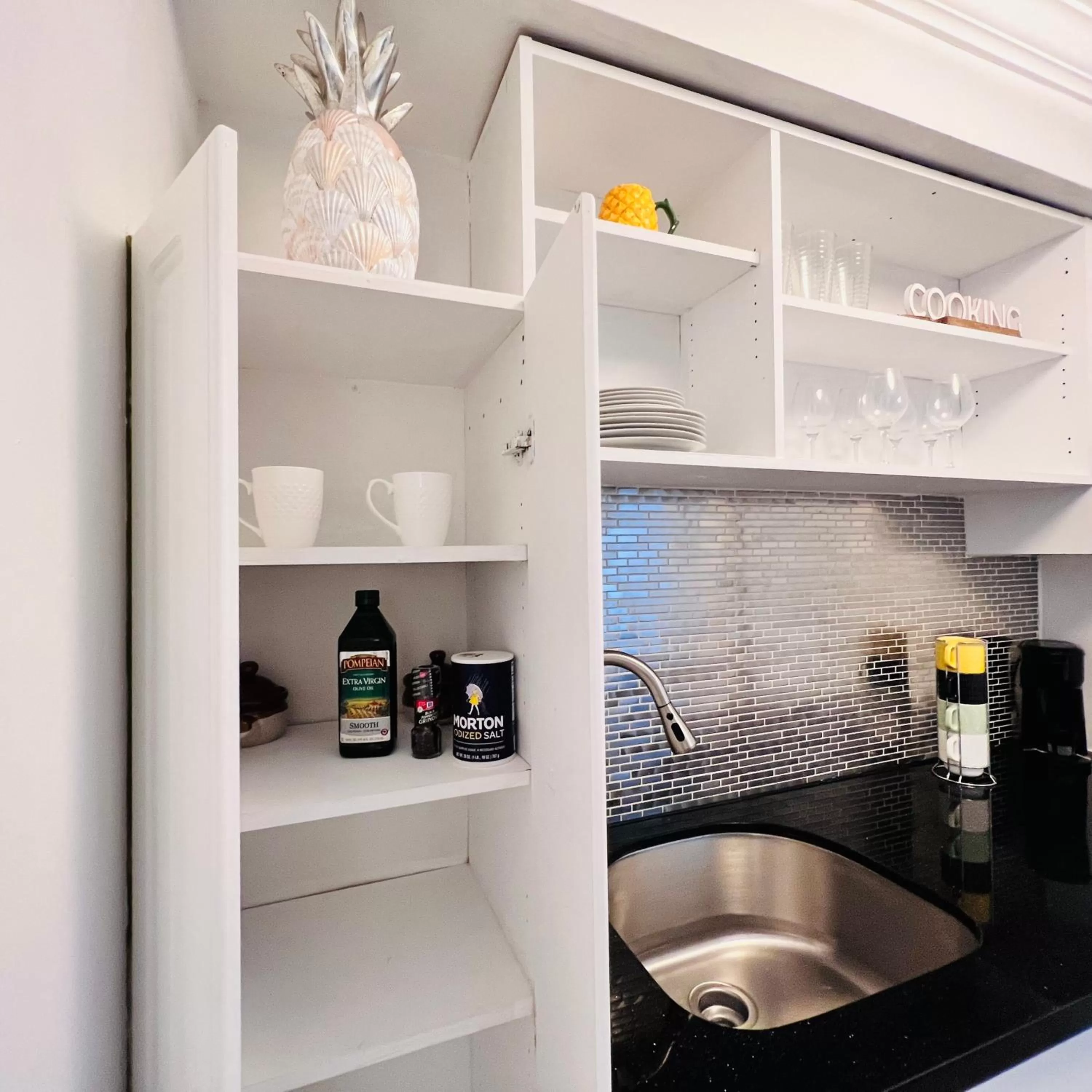 Coffee/tea facilities in CocoBay 2BR Condos Near Beach, Galleria Mall, Wilton Manors, Cruise Port