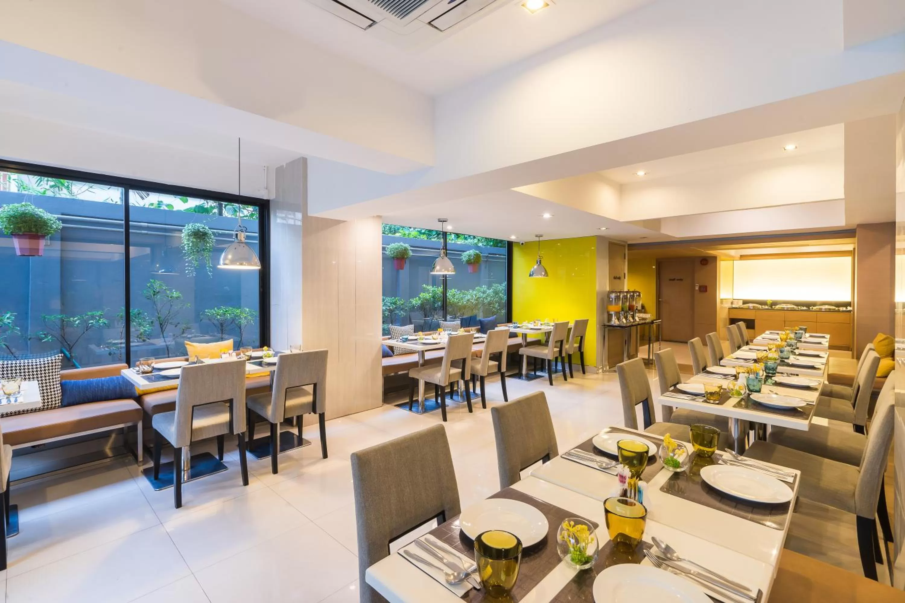 Restaurant/places to eat in Alt Hotel Nana by UHG