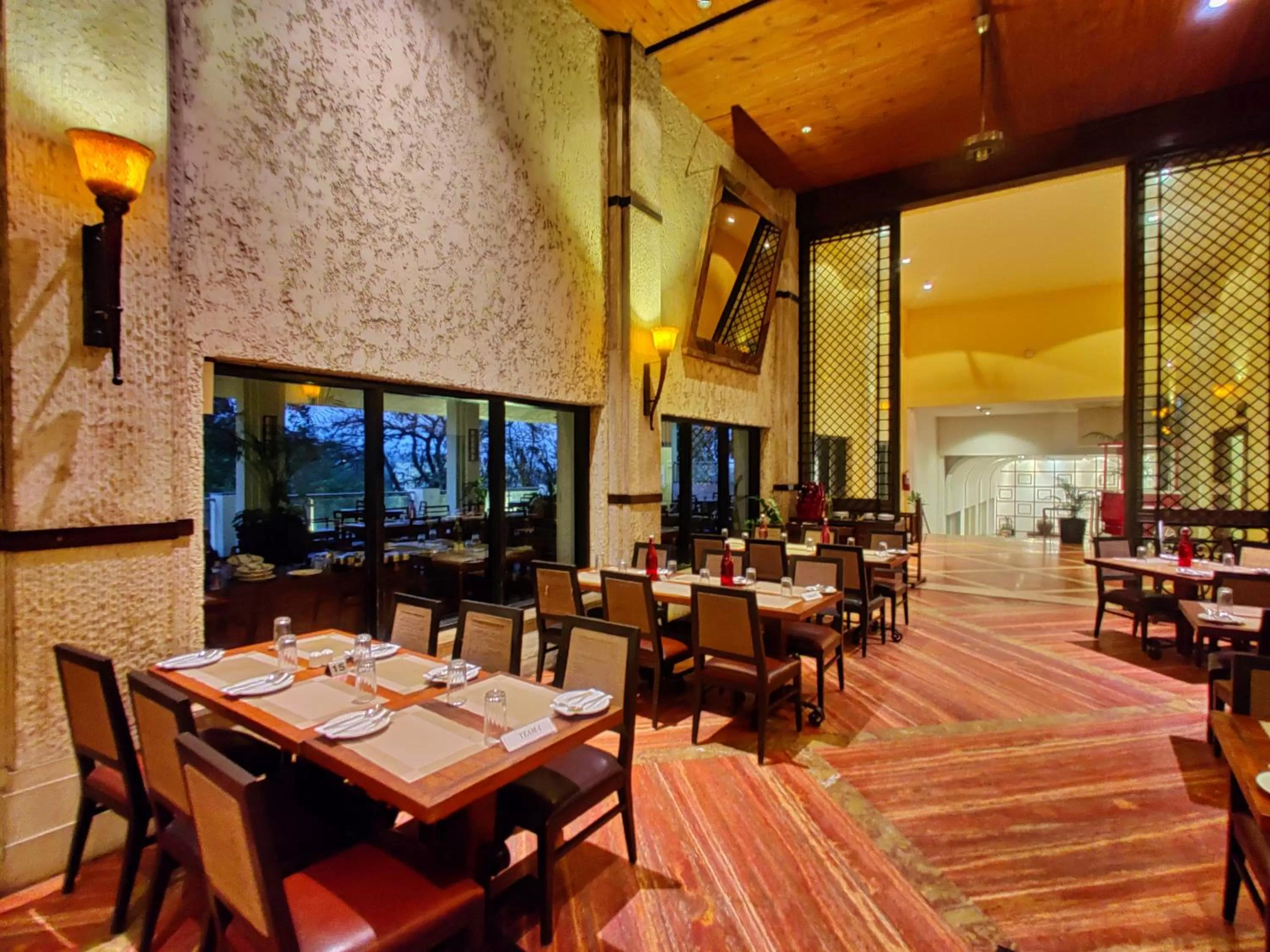 Restaurant/places to eat in Fariyas Resort Lonavala