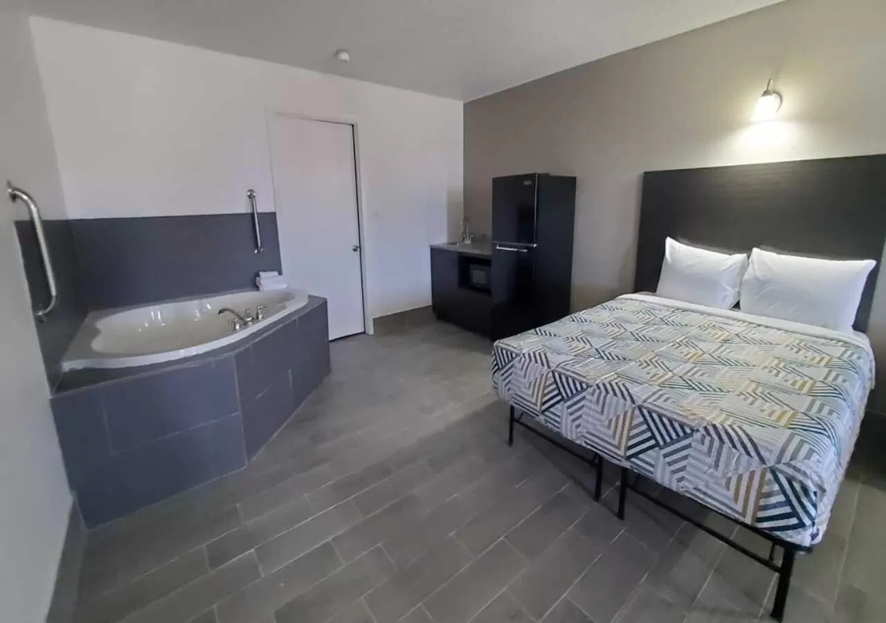 Photo of the whole room in Studio 6 Branson West MO Silver Dollar City