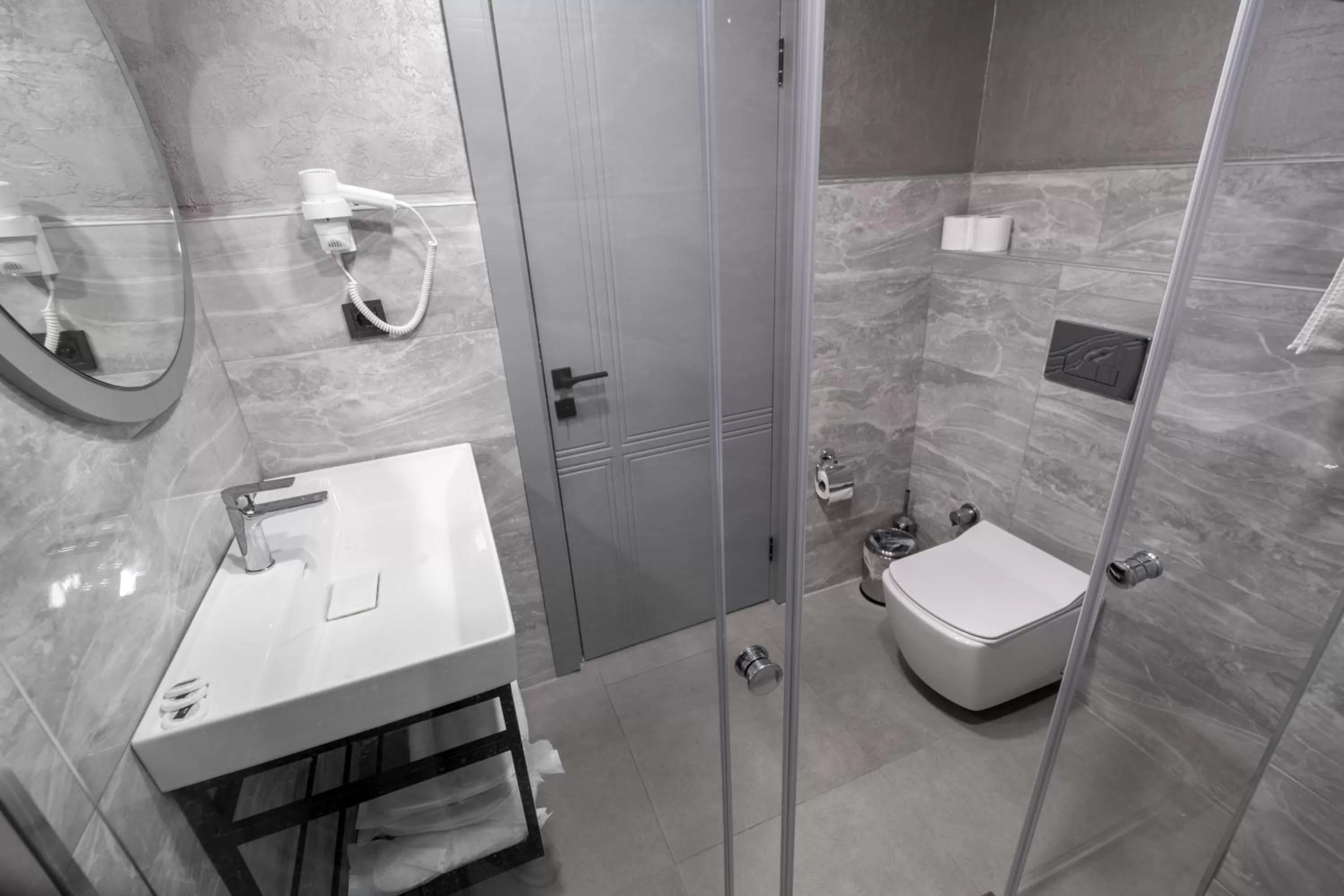 Shower, Bathroom in Avion Suite Hotel
