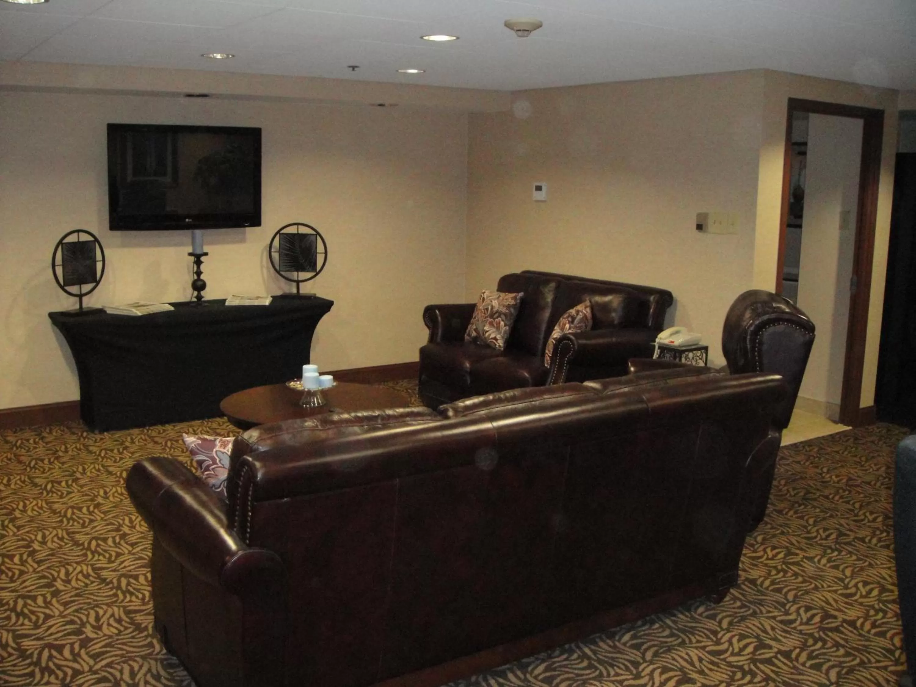 Communal lounge/ TV room in Quality Hotel Philadelphia Airport