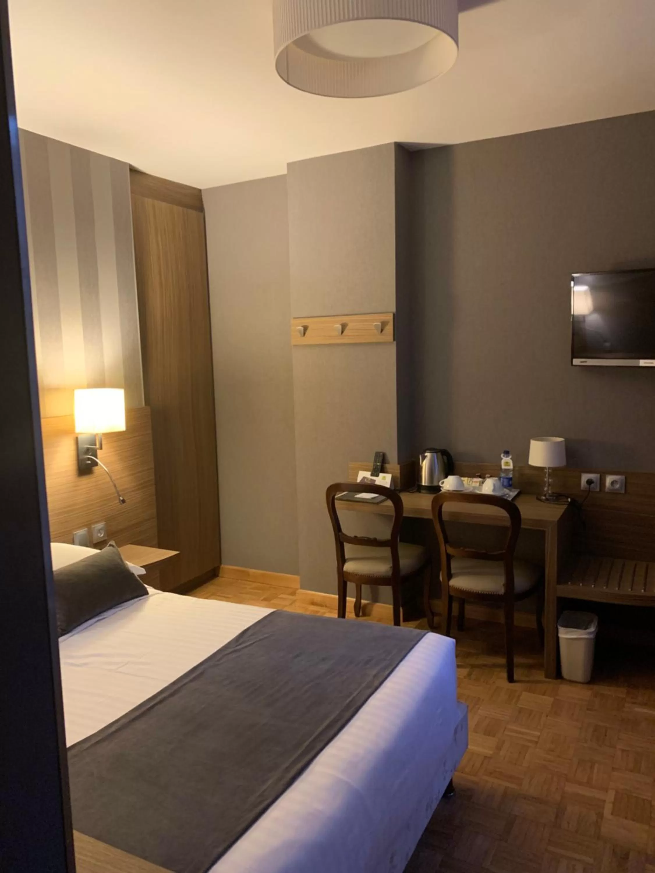 Bed in Logis Hôtel Restaurant Au Cerf d'Or