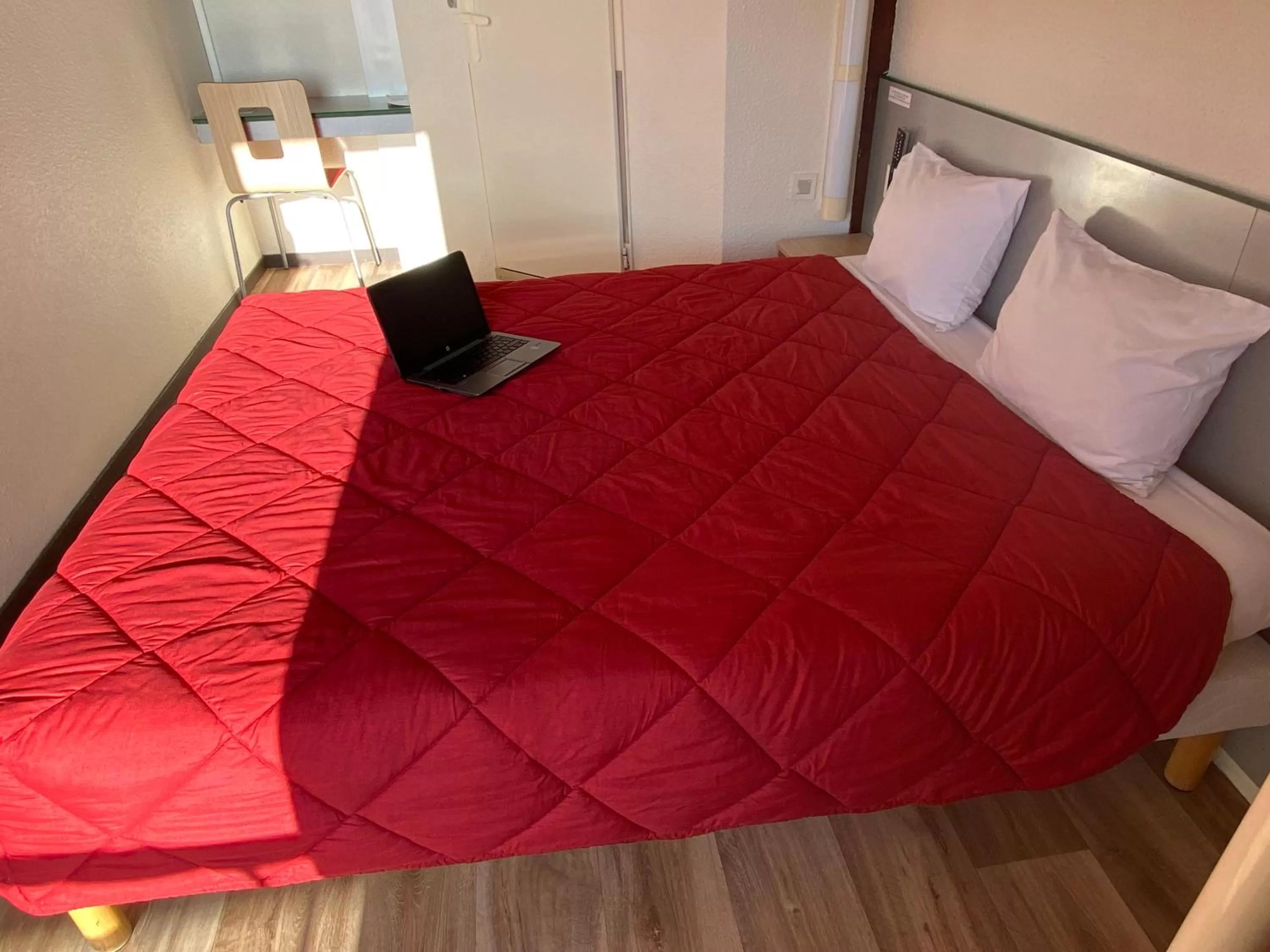 Photo of the whole room, Bed in Premiere Classe La Rochelle Sud - Angoulins