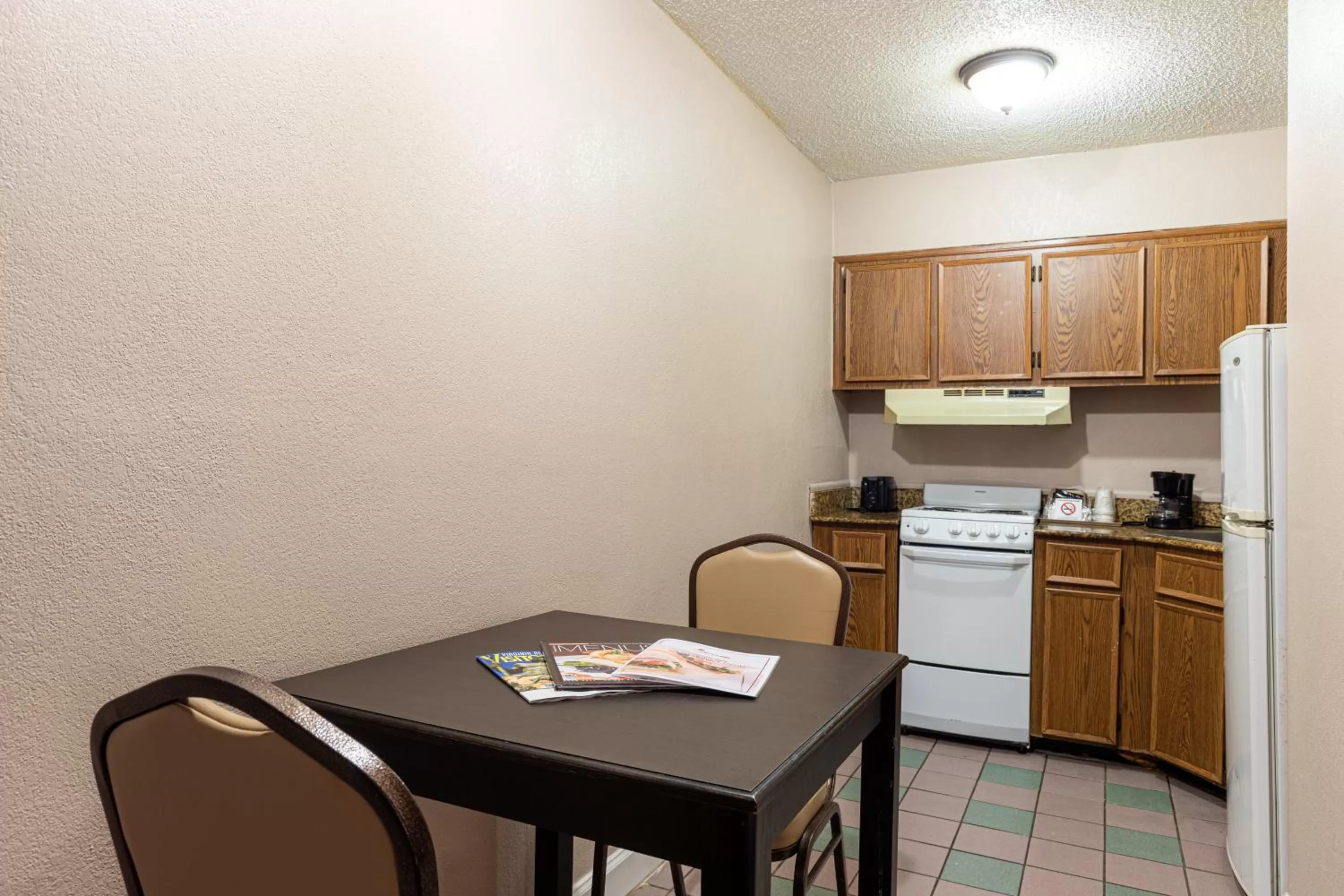 Coffee/tea facilities in Sundial Inn