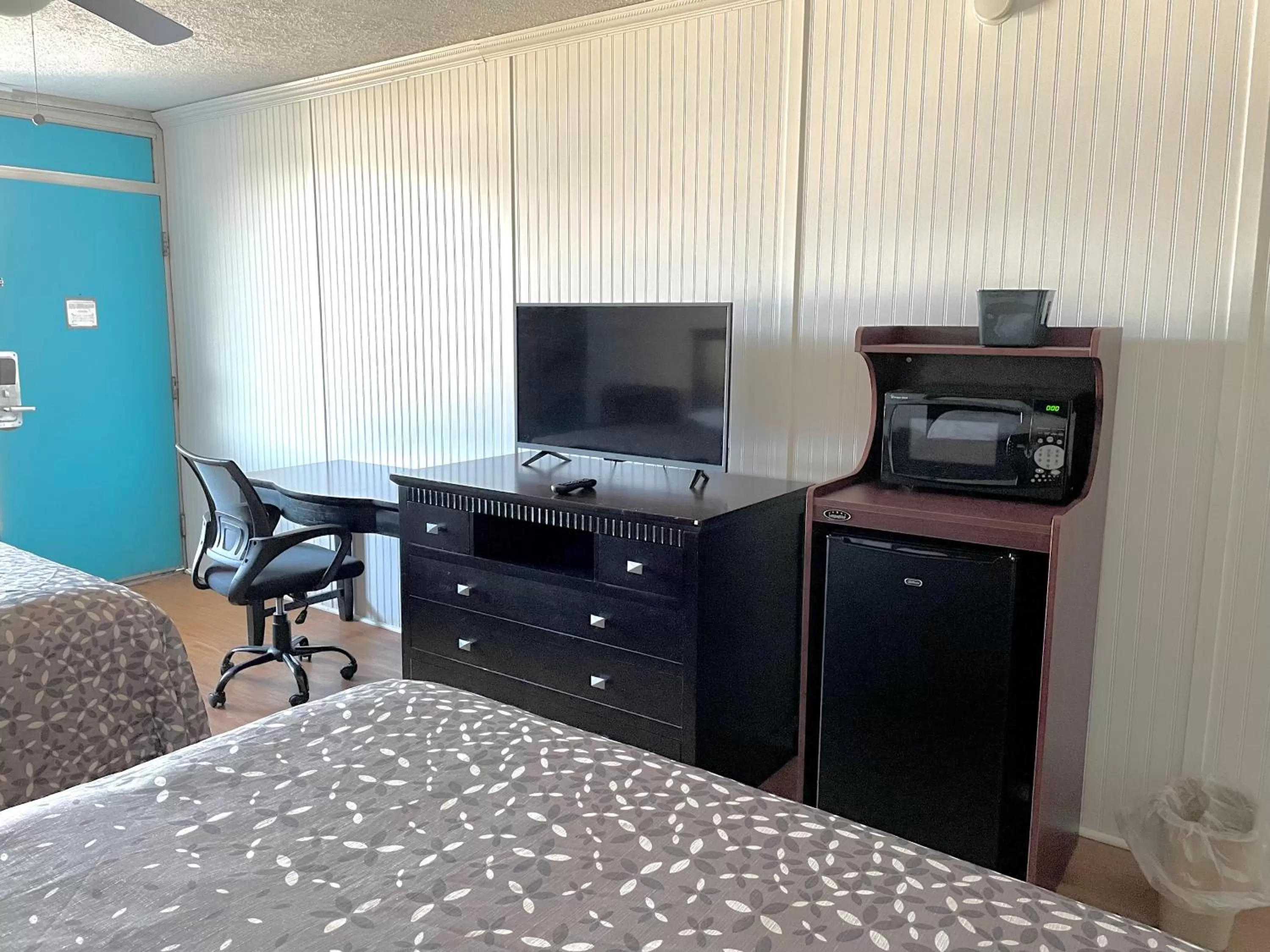 TV and multimedia in Rodeway inn- Nashville airport - Downtown - Mexican Restaurant on site