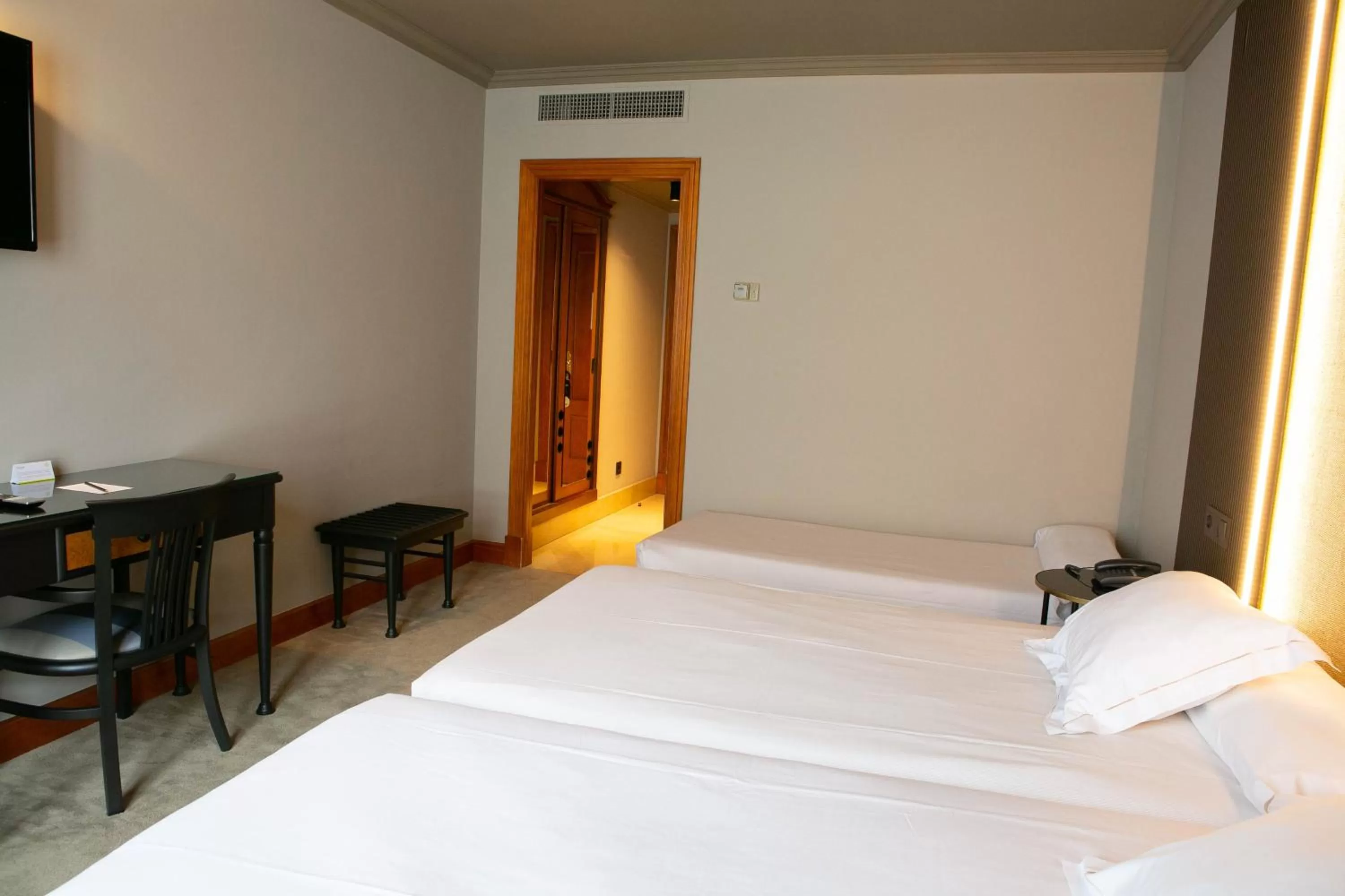 Photo of the whole room, Bed in Hotel Sercotel Ciudad de Oviedo