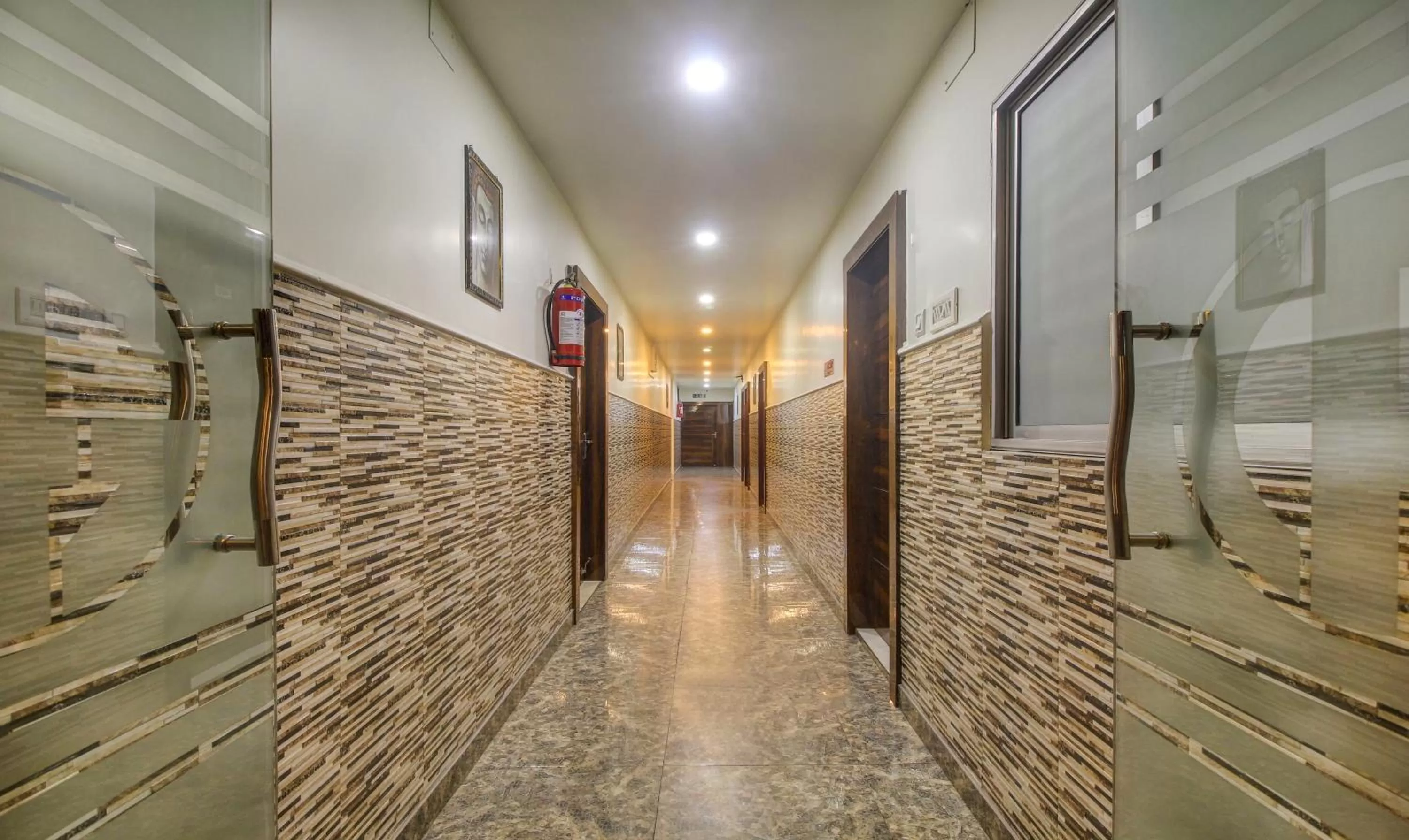 Itsy By Treebo - Golden Fiesta