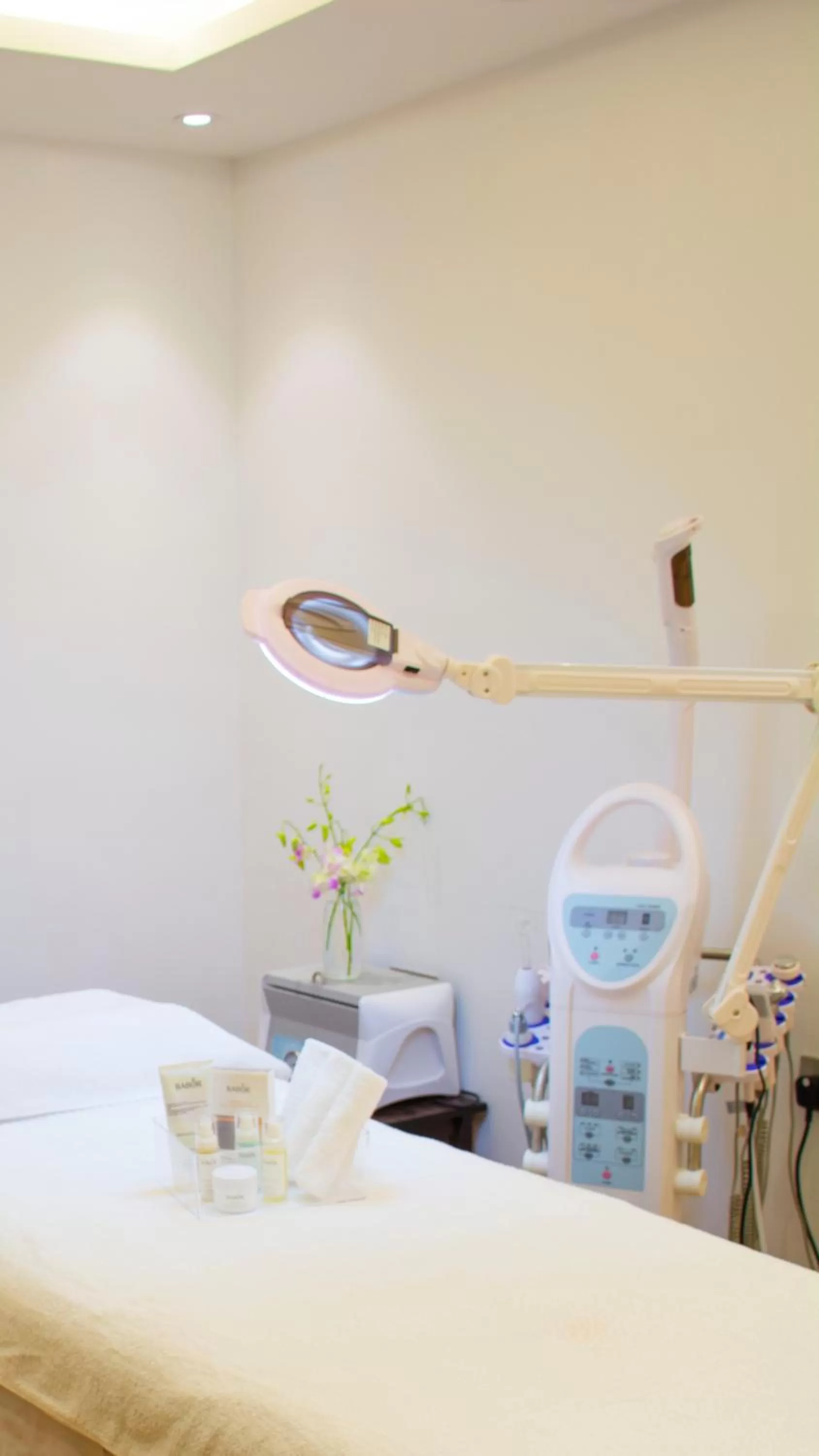 Spa and wellness centre/facilities, Bed in Kuwait Grand Hotel