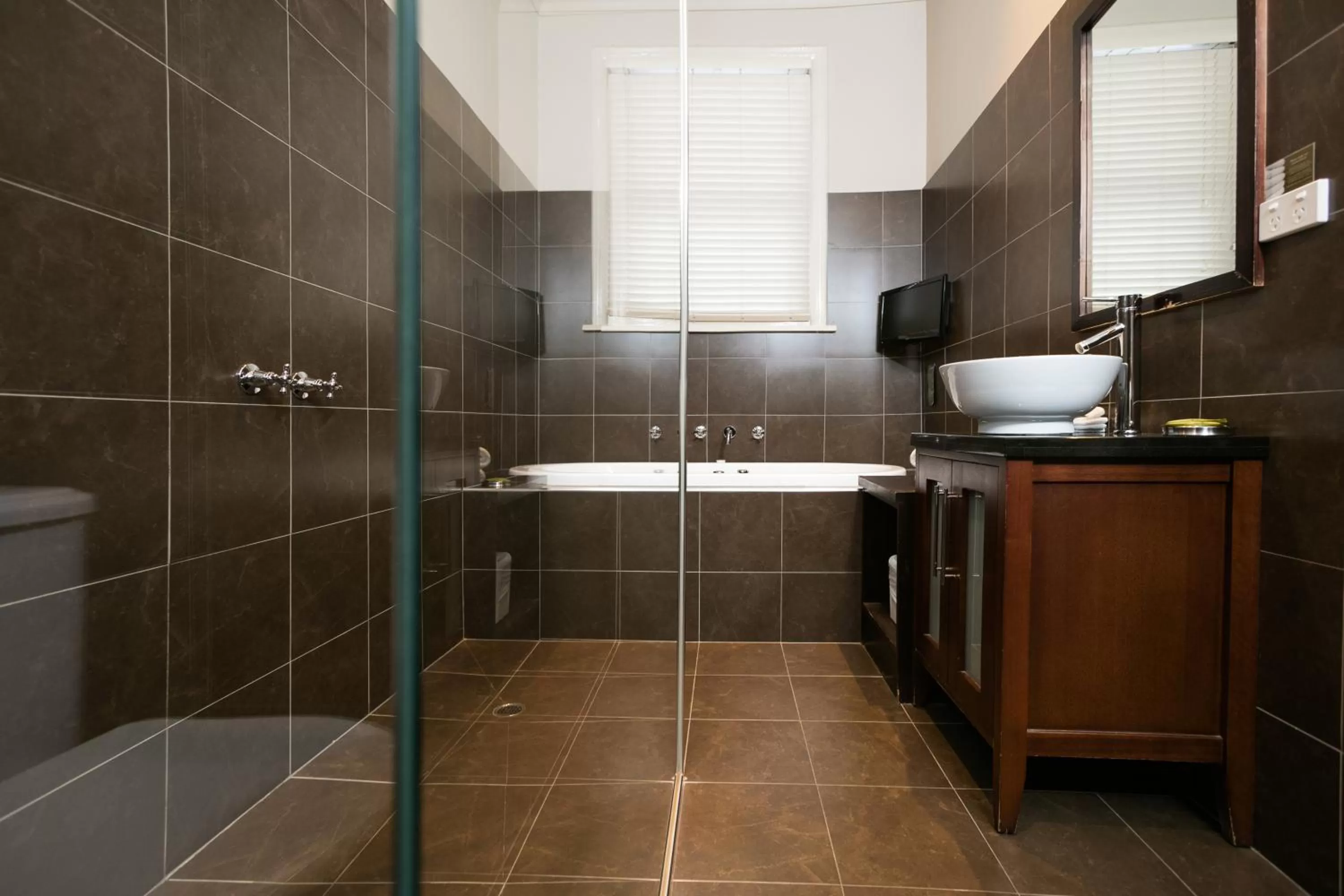 Bathroom, Kitchen/Kitchenette in Oscars Hotel and Cafe Bar