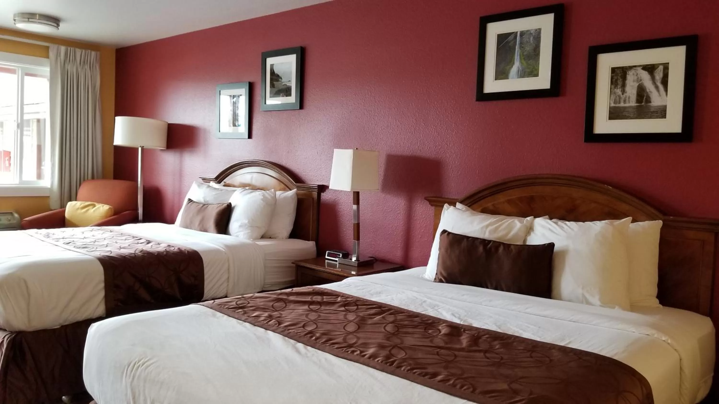 Photo of the whole room, Bed in Forks Motel