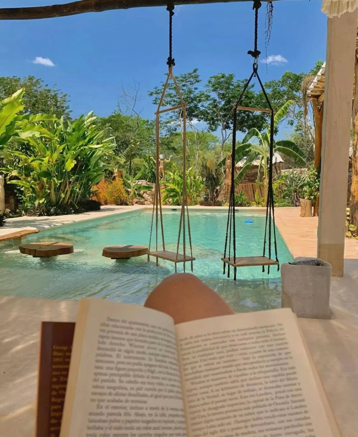 Swimming Pool in RESET ATEMPORAL