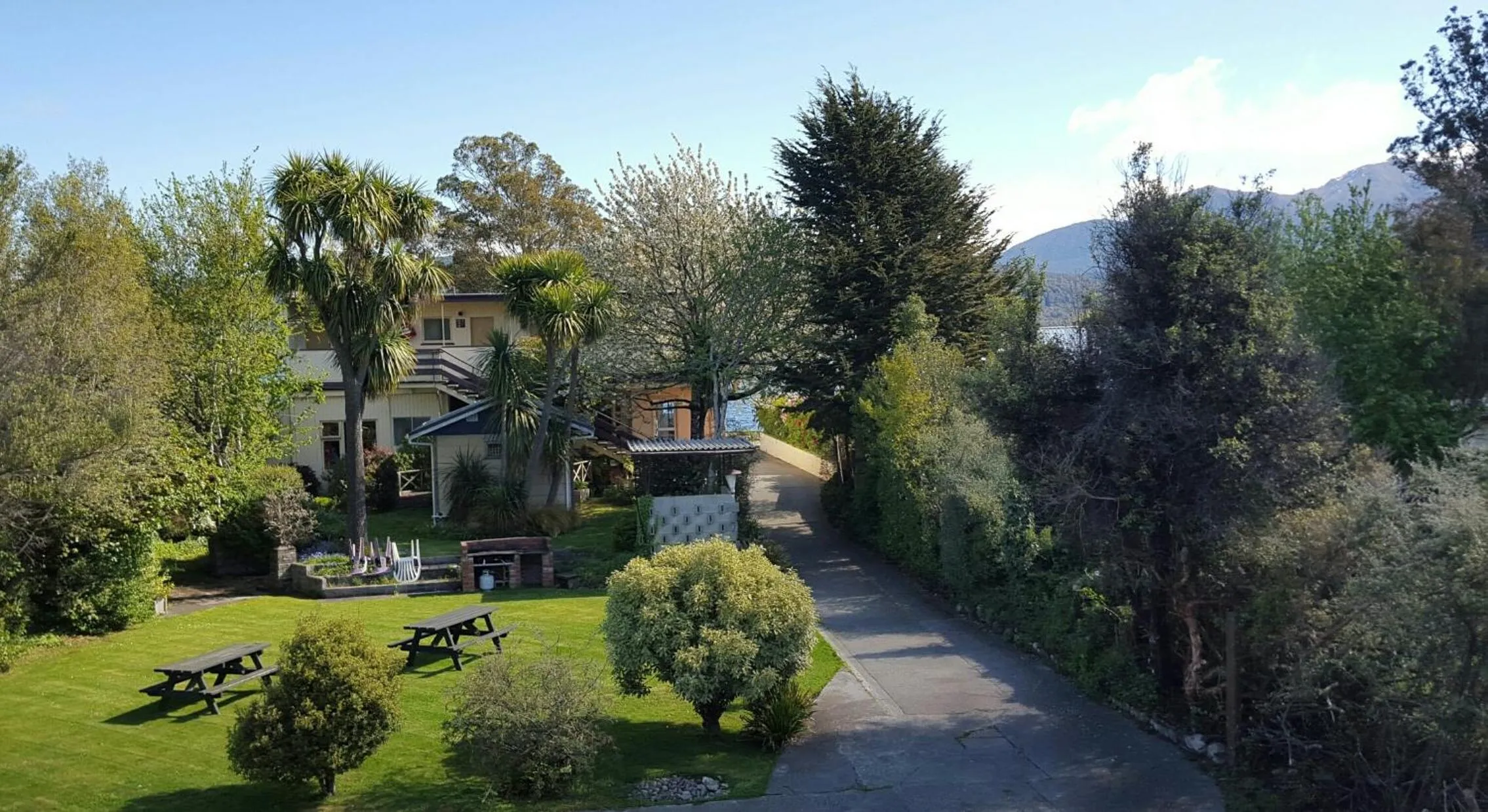 BBQ facilities in Te Anau Lakefront Backpackers