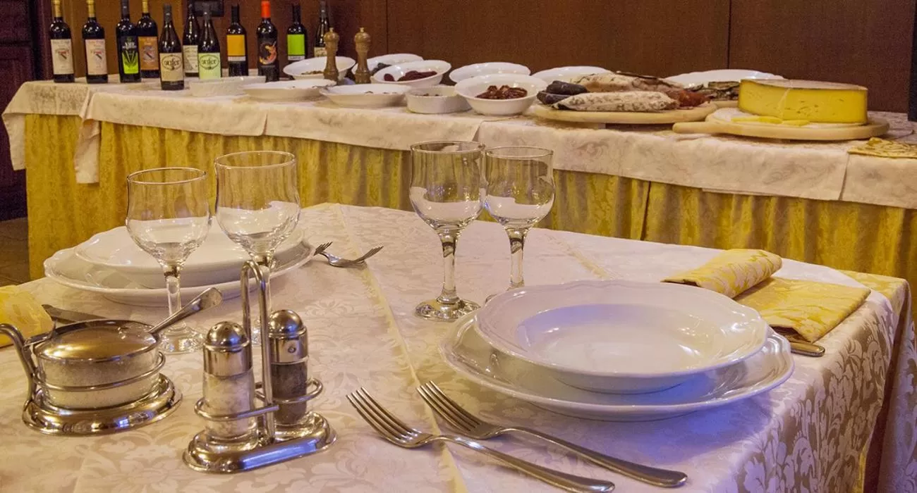 Restaurant/places to eat in Hotel Dama Bianca