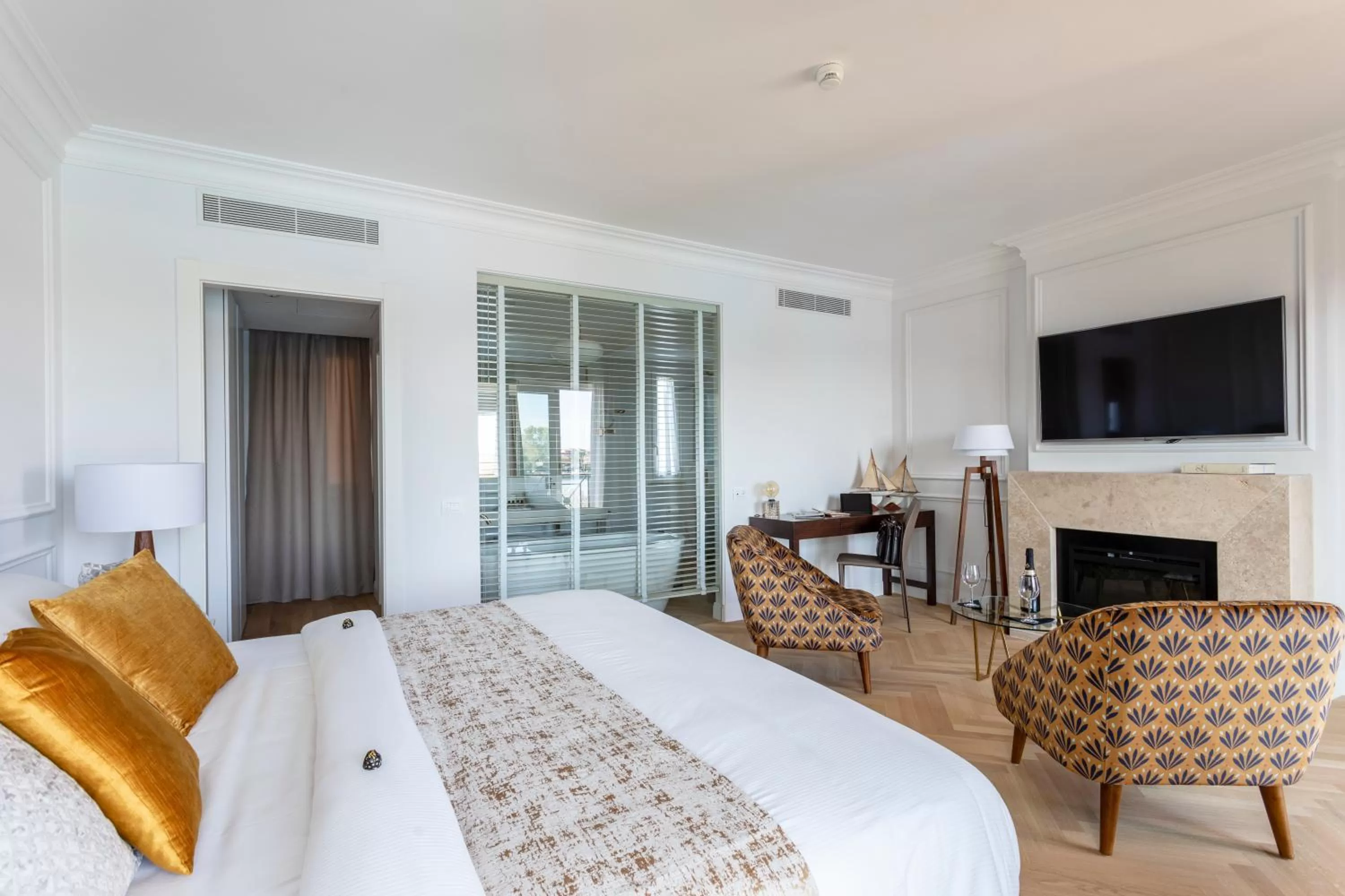 Shower, Bed in Porto Romano - The Marina Resort