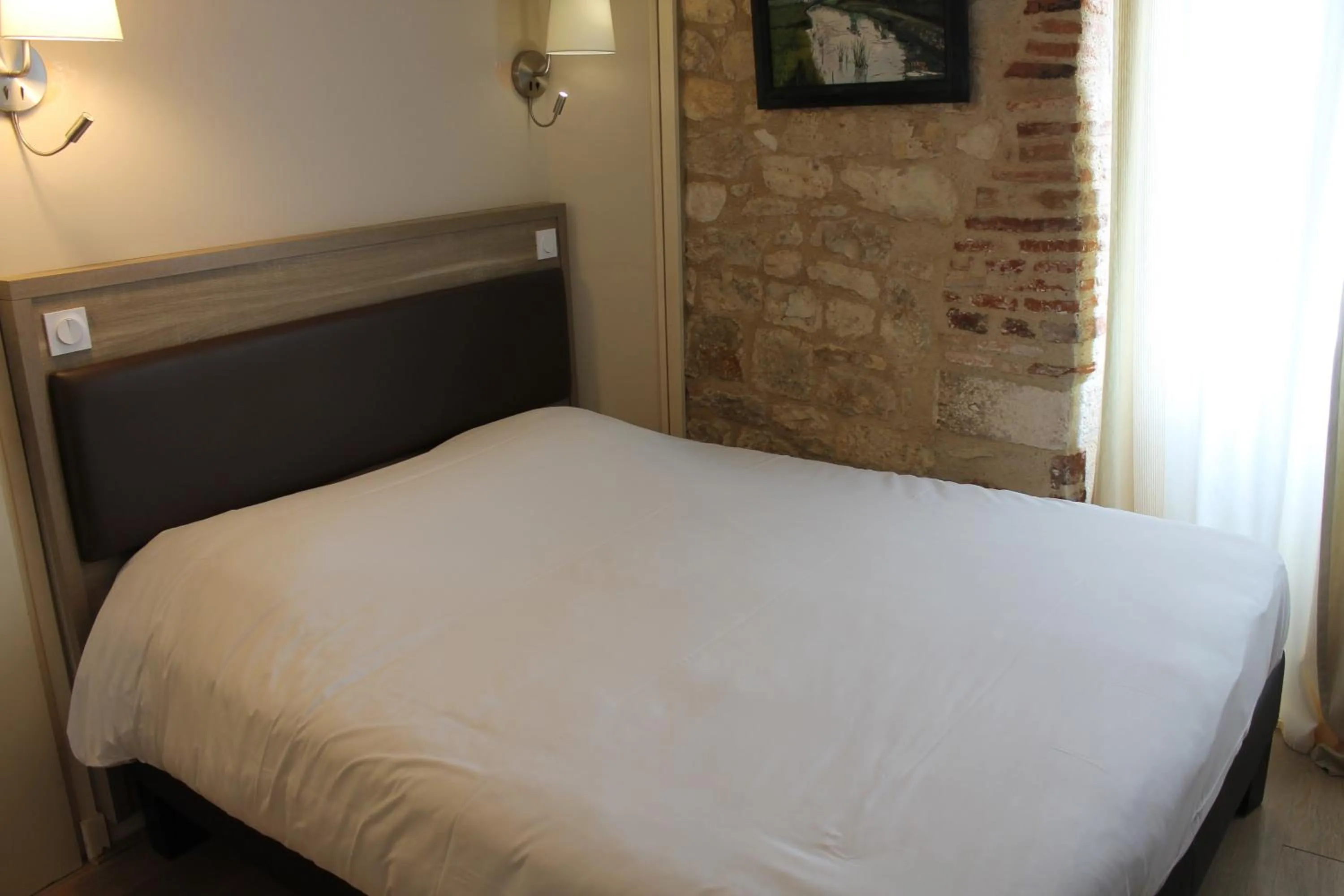 Bed in Logis Hotels- Auberge de la Tour - Hôtel et restaurant