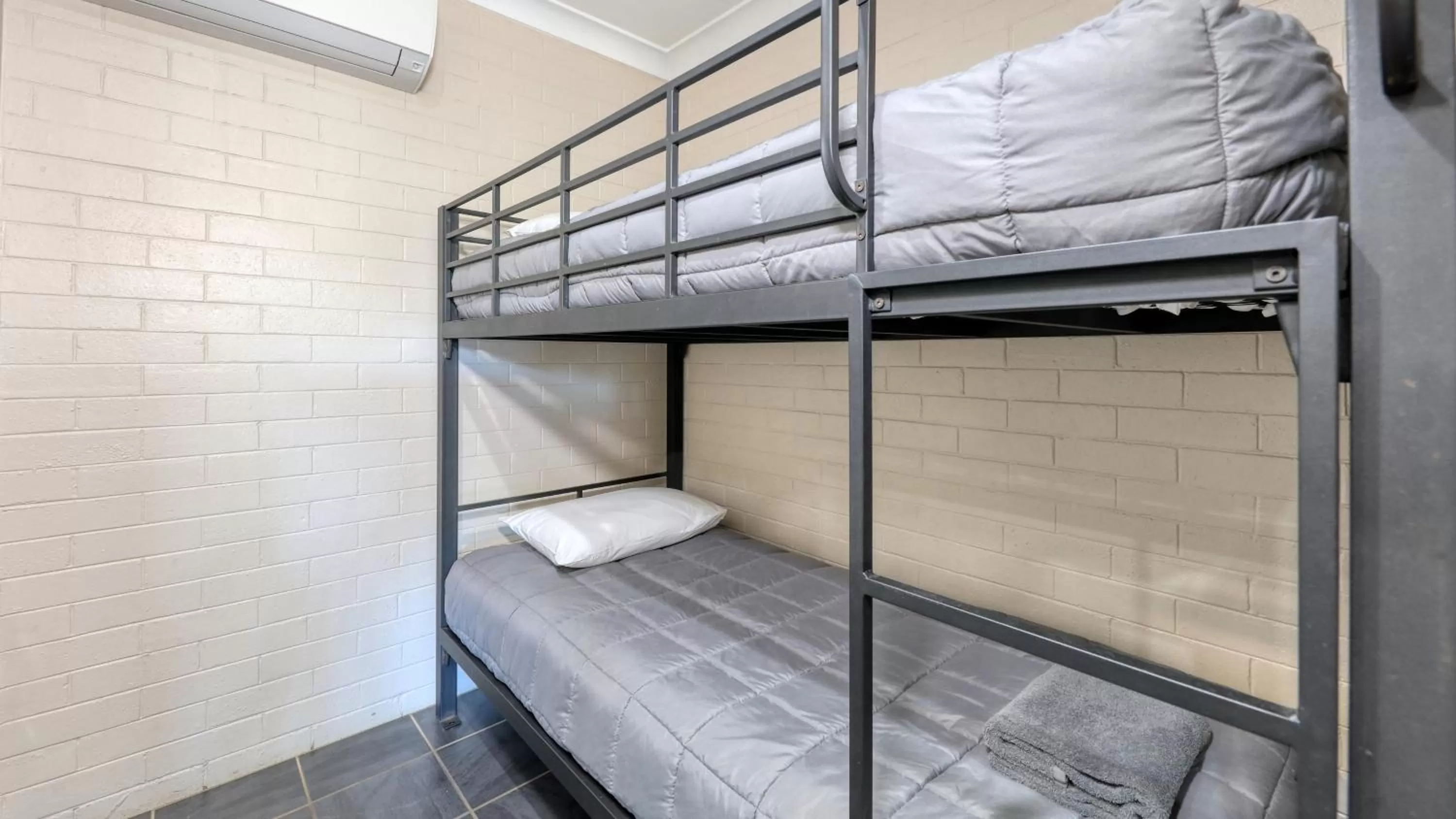 bunk bed, Bed in Country Leisure Motor Inn