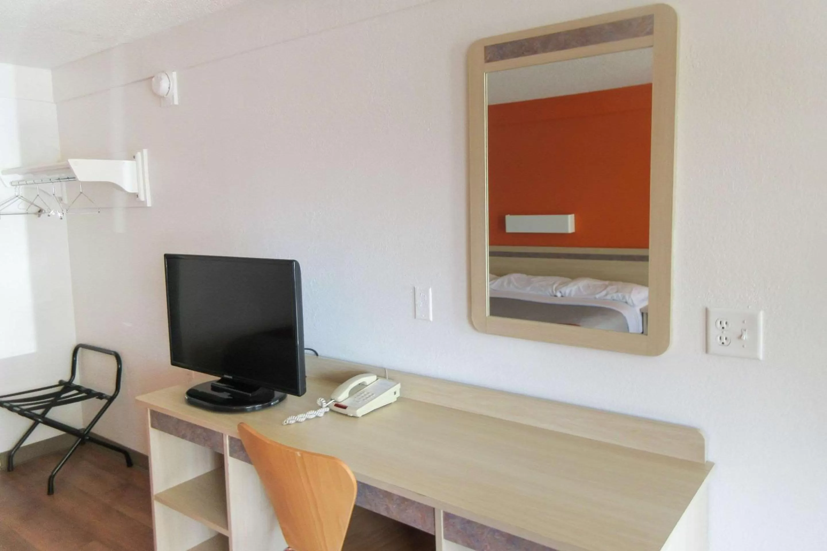 Photo of the whole room in Rodeway Inn Altoona Orchard Plaza