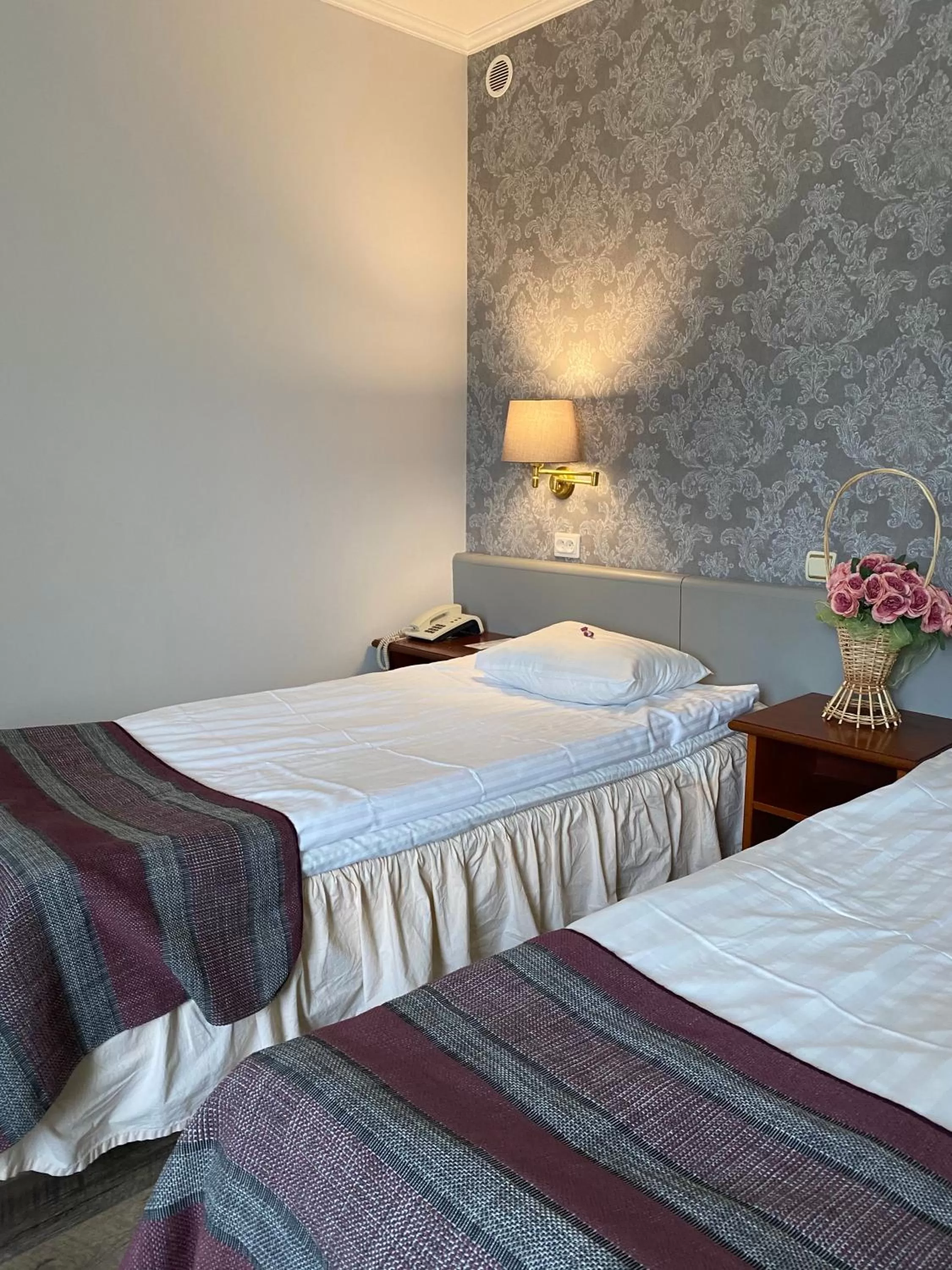 Bed in NB Hotel with Free Parking