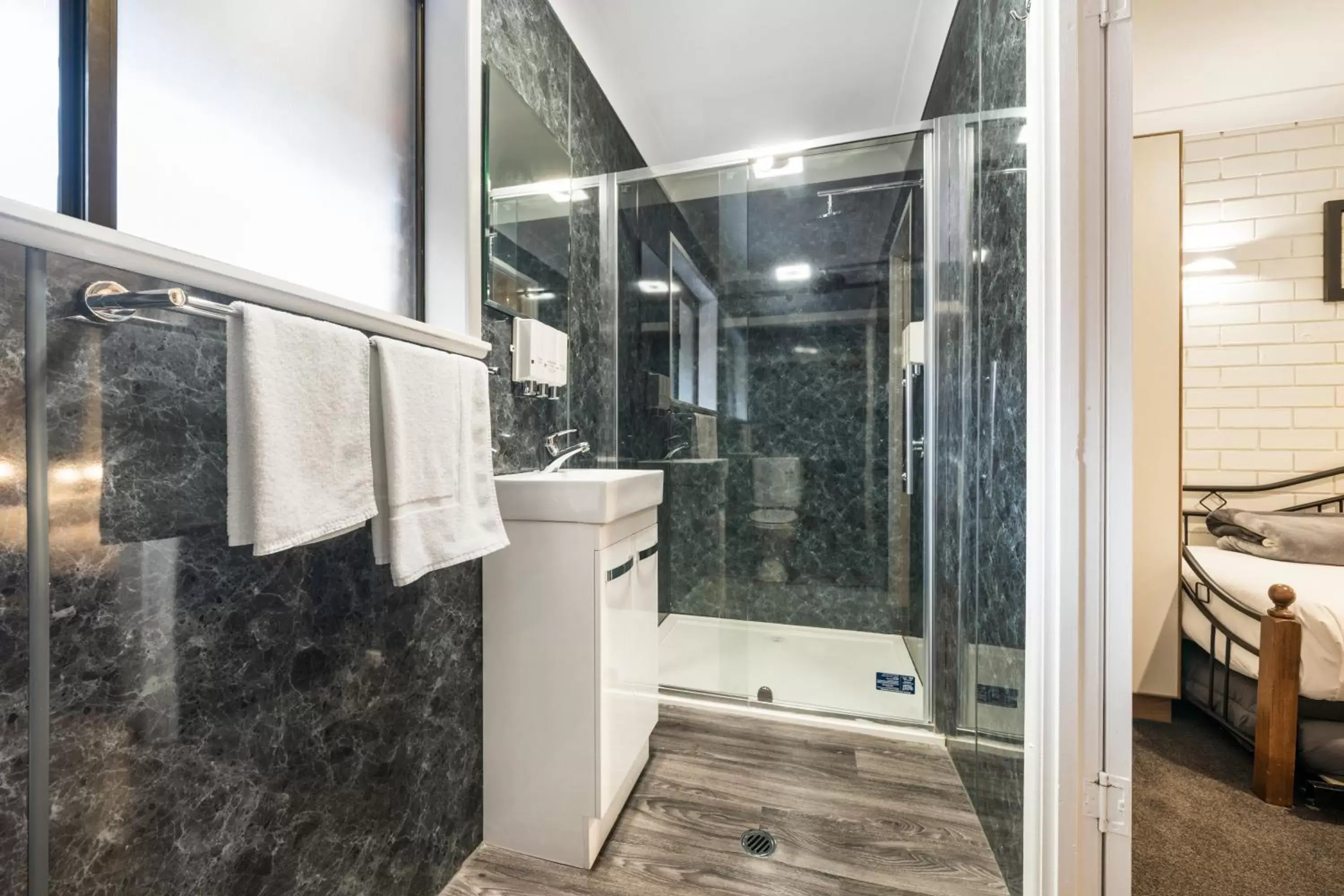 Deluxe Twin Room in Esk Wivenhoe Motor Inn Deluxe Twin Room in Esk Wivenhoe Motor Inn